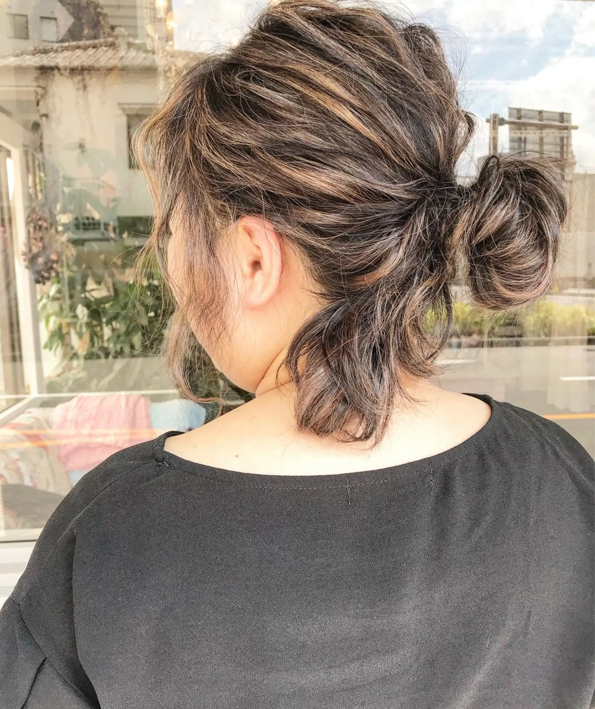 セミロング カラー パーマ ヘアアレンジ お団子ヘア 切りっぱなしボブ バレイヤージュ ブリーチ グラデーションカラー Mariana/ 鶴原-ハイライトのヘアスタイル