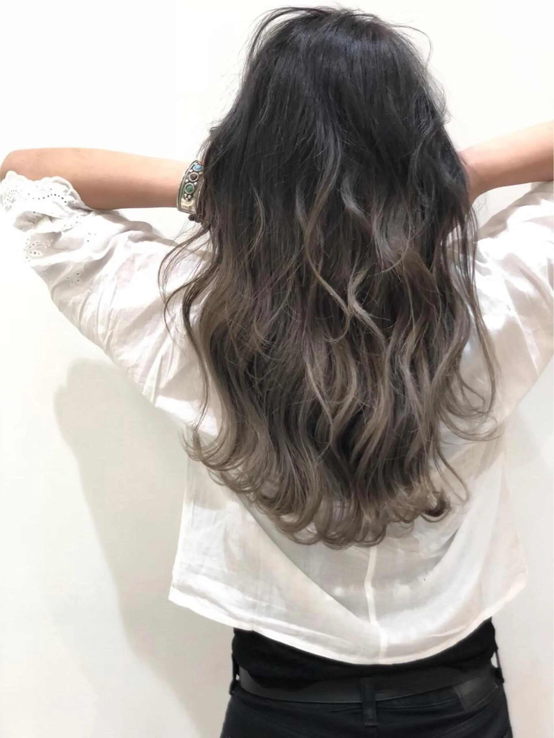 セミロング カラー グラデーションカラー ハイトーンブリーチ 土坂　由志【京都】のヘアスタイル