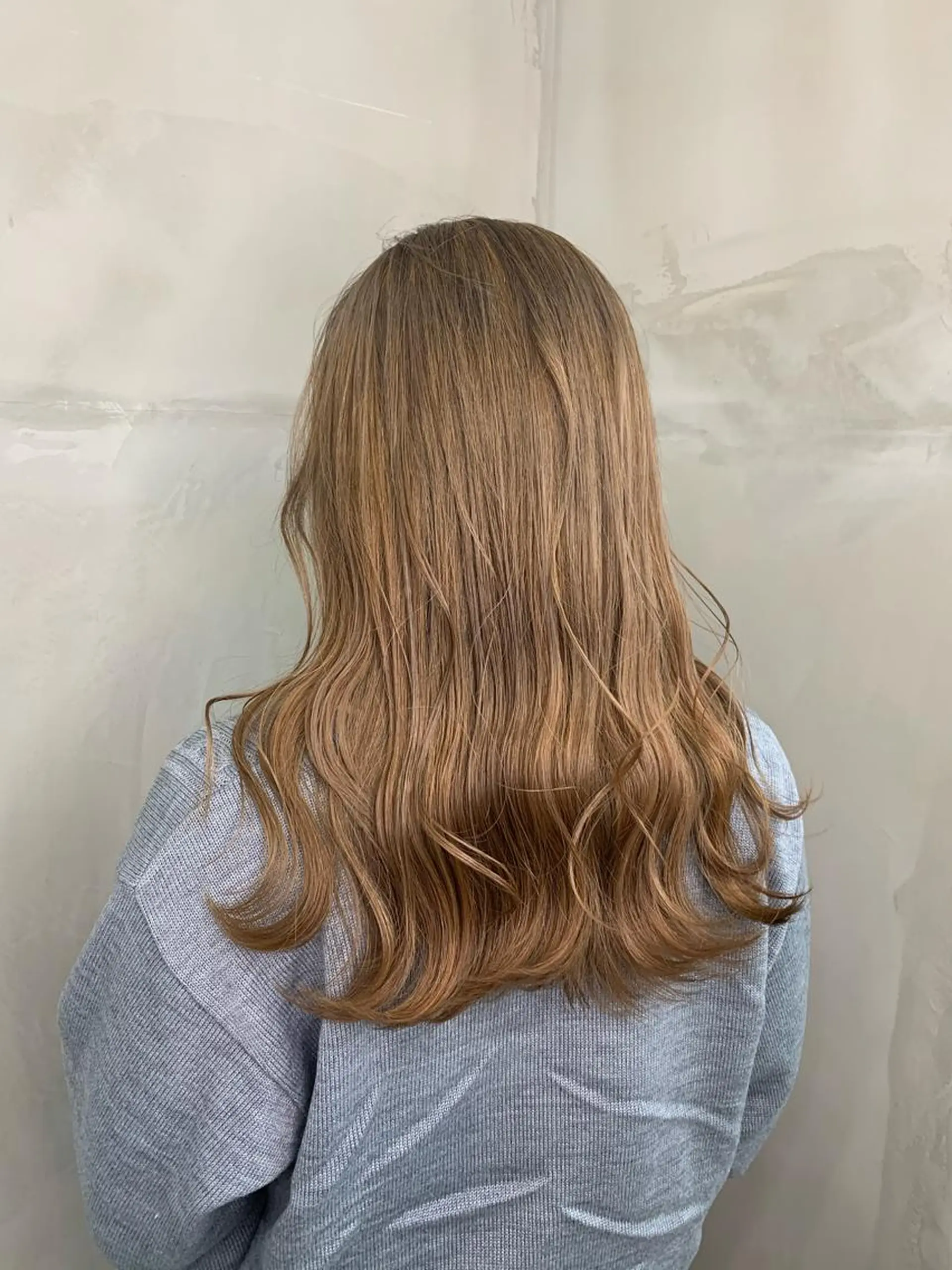 セミロング カラー アッシュ バレイヤージュ ベージュカラー ブロンド ブルーカラー ヘアカラー レイヤーカット/ 艶カラー/RYOMAのヘアスタイル