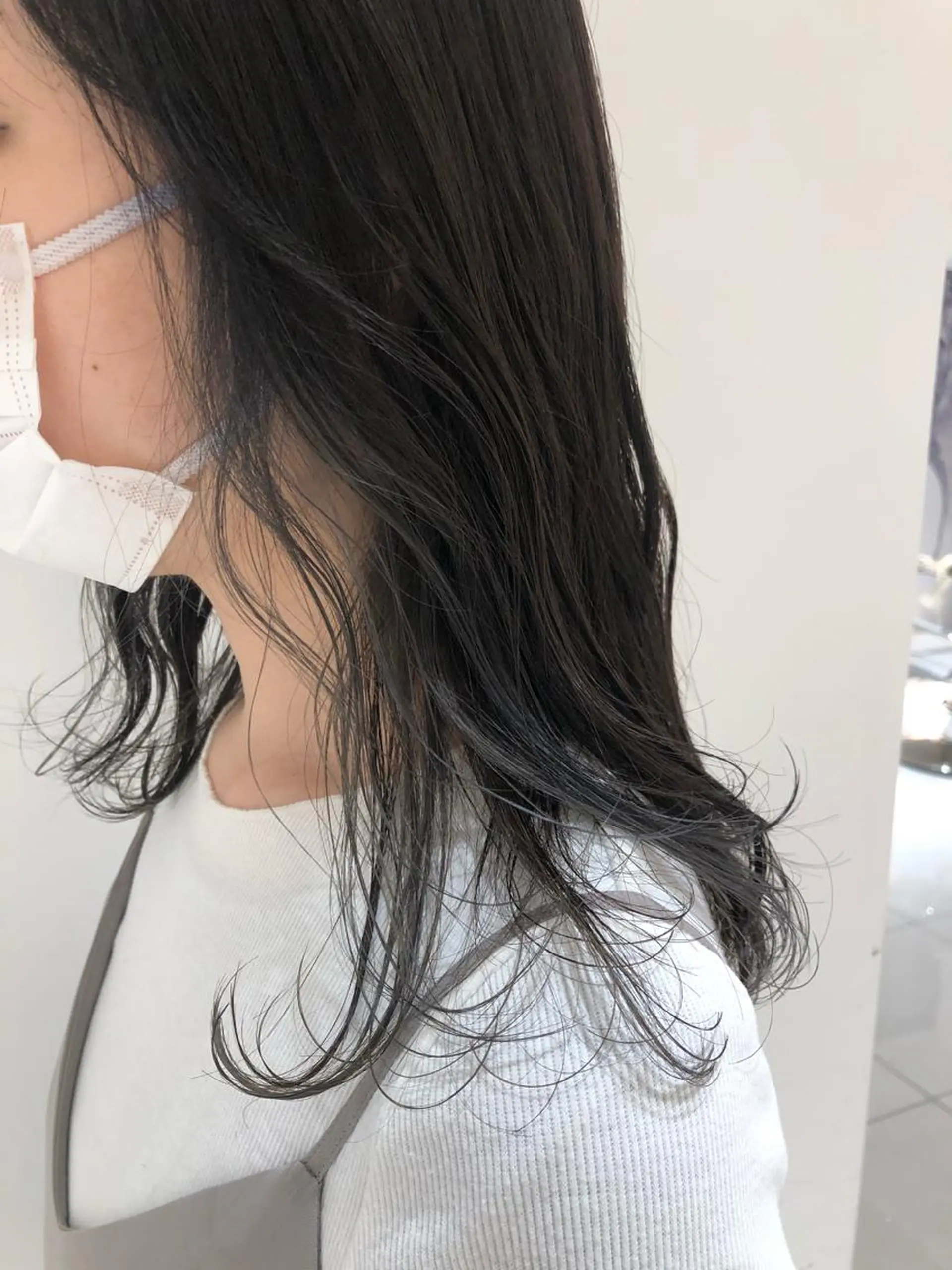 セミロング カラー イヤリングカラー 古屋 花織のヘアスタイル