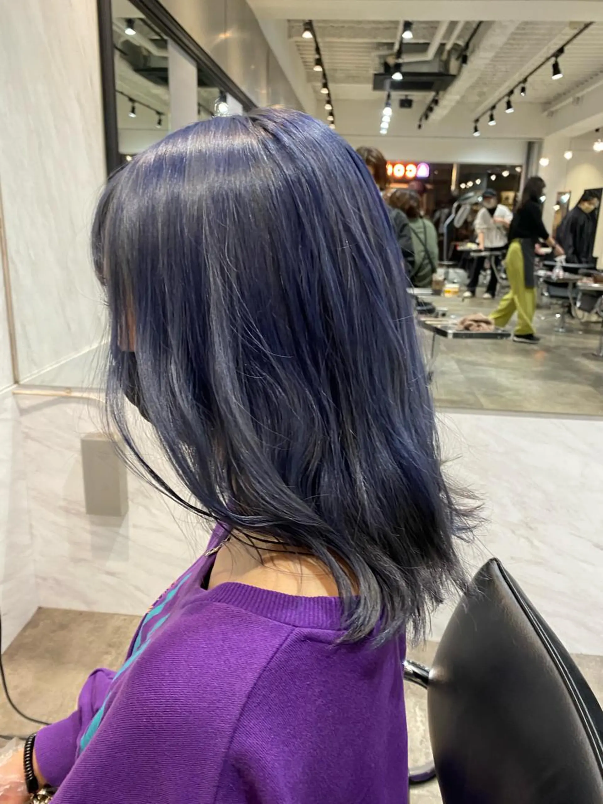 セミロング カラー ブリーチ ブルーカラー 増子 祐太朗のヘアスタイル