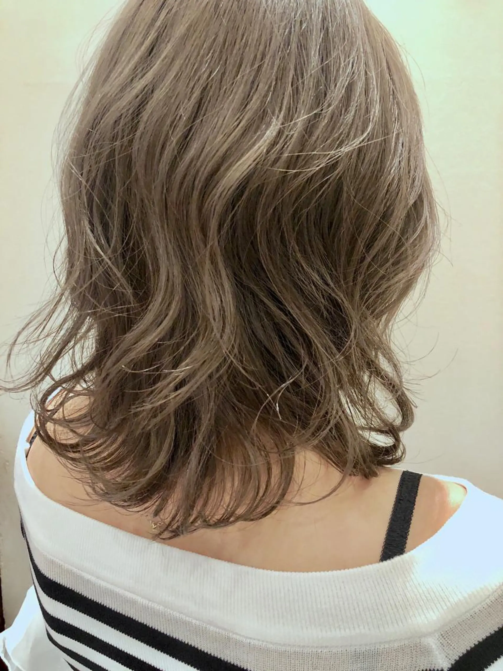 ミディアム カラー パーマ ヘアアレンジ ネイル マツエク・マツパ グレージュ ニシダヒカリ🌙 髪質改善×似合わせのヘアスタイル