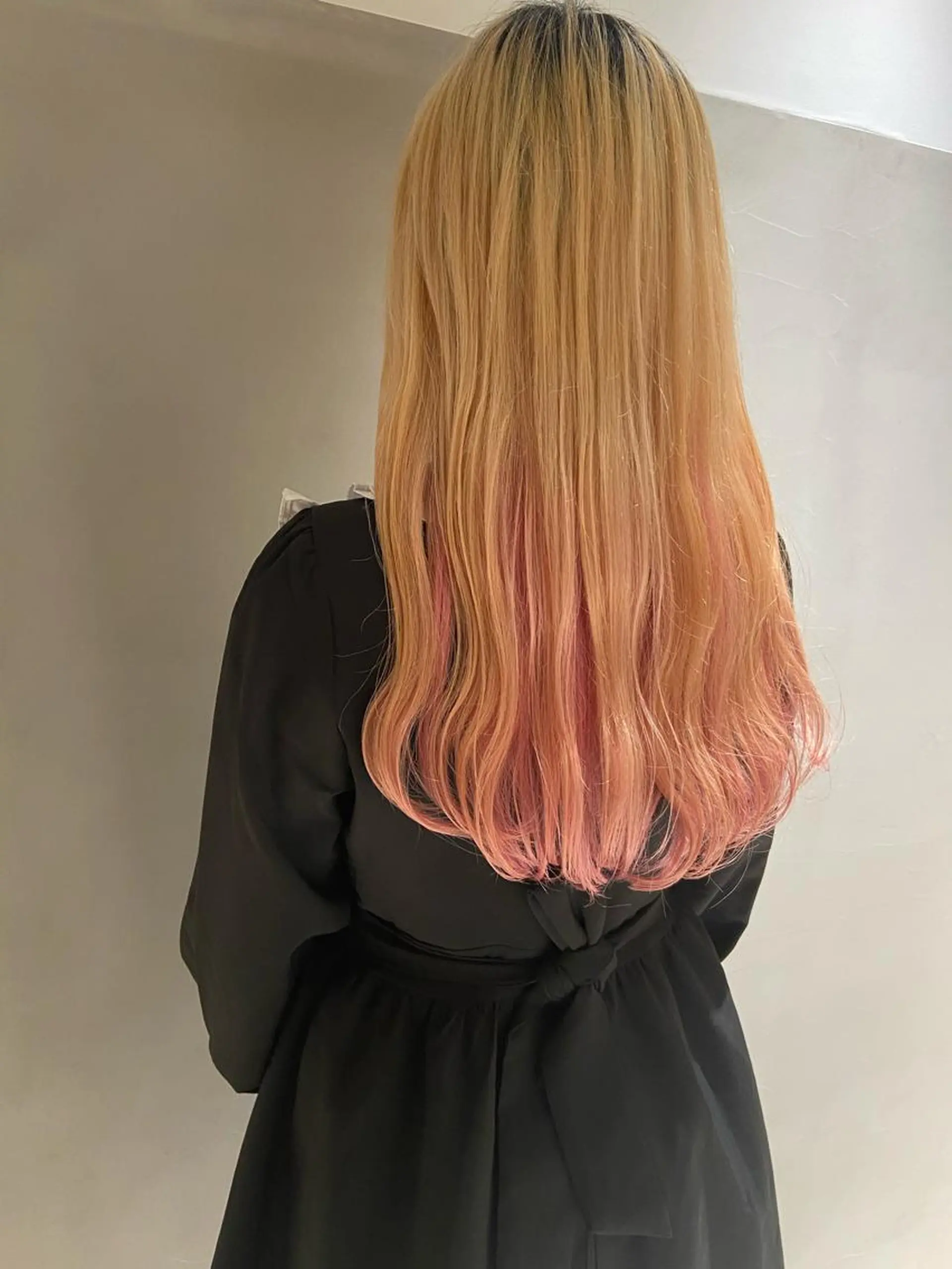 ロング カラー ダブルカラー ハイトーンカラー ピンクカラー カジュアルを女っぽく 𝗮𝘆𝗮𝗰𝗼のヘアスタイル