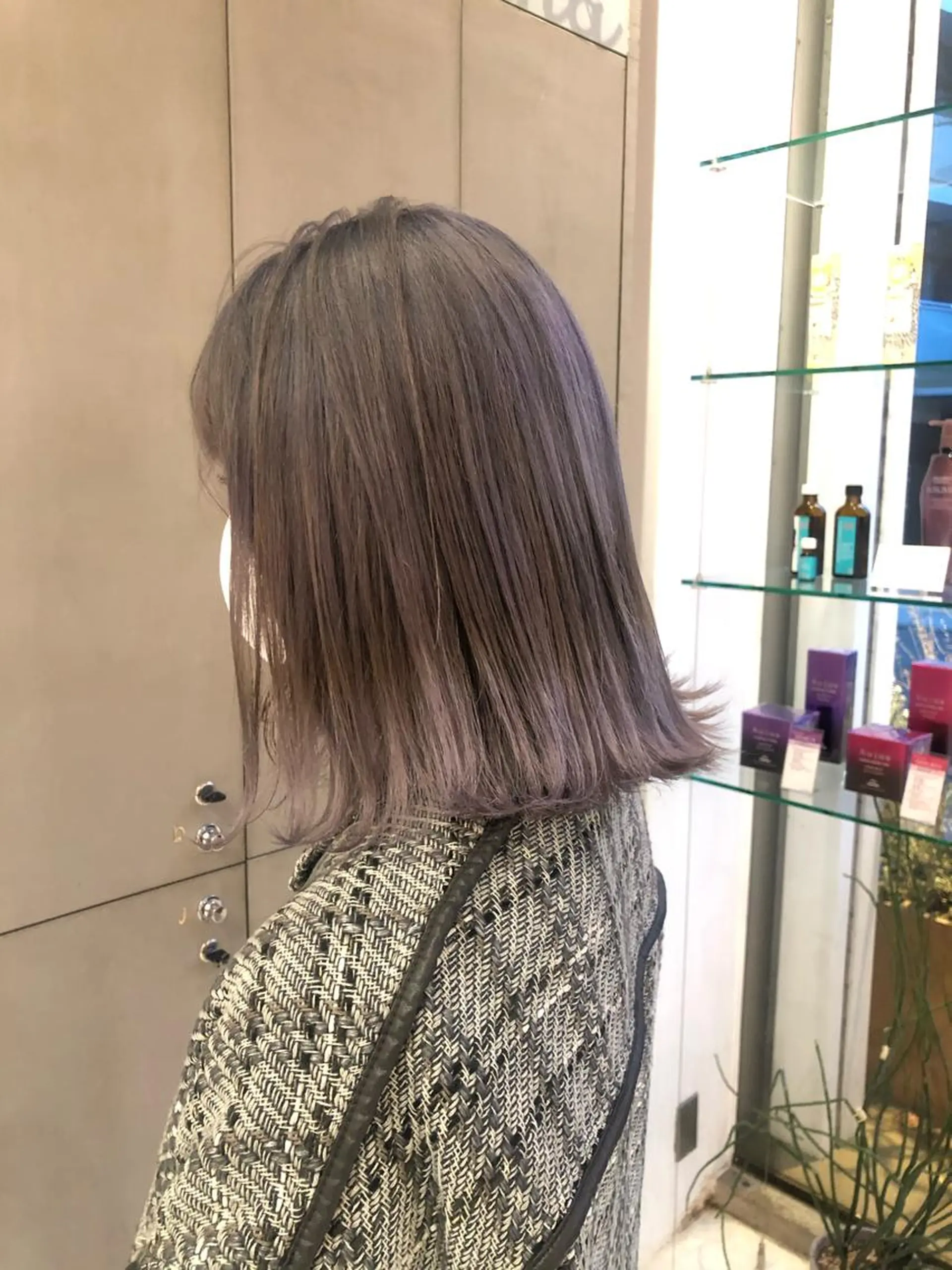 ミディアム カラー シルバー 古屋 花織のヘアスタイル