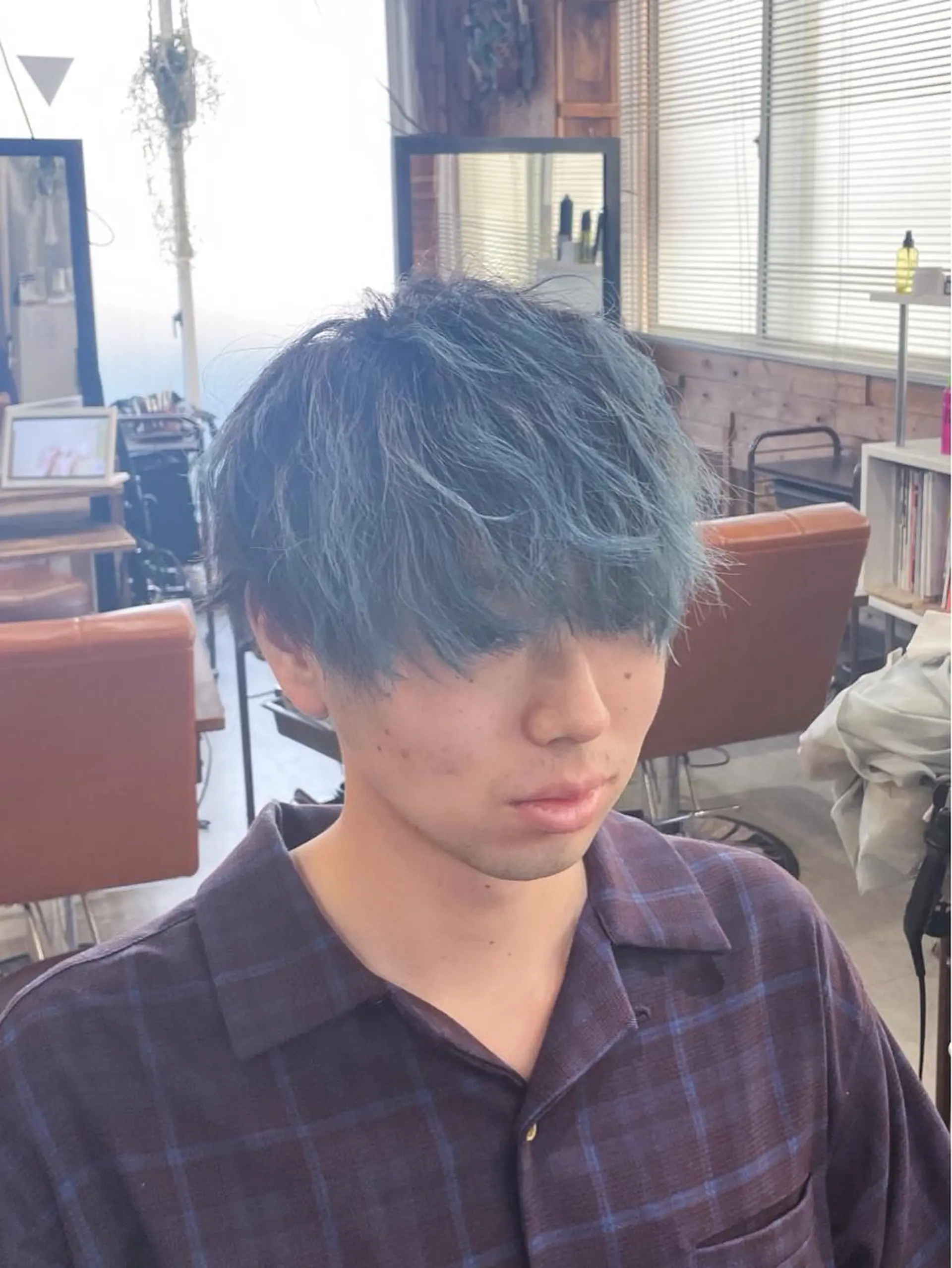 ショート カラー メンズ メンズブリーチ マッシュ ブリーチ ブルーカラー ヘアカラー soin by poshのヘアスタイル