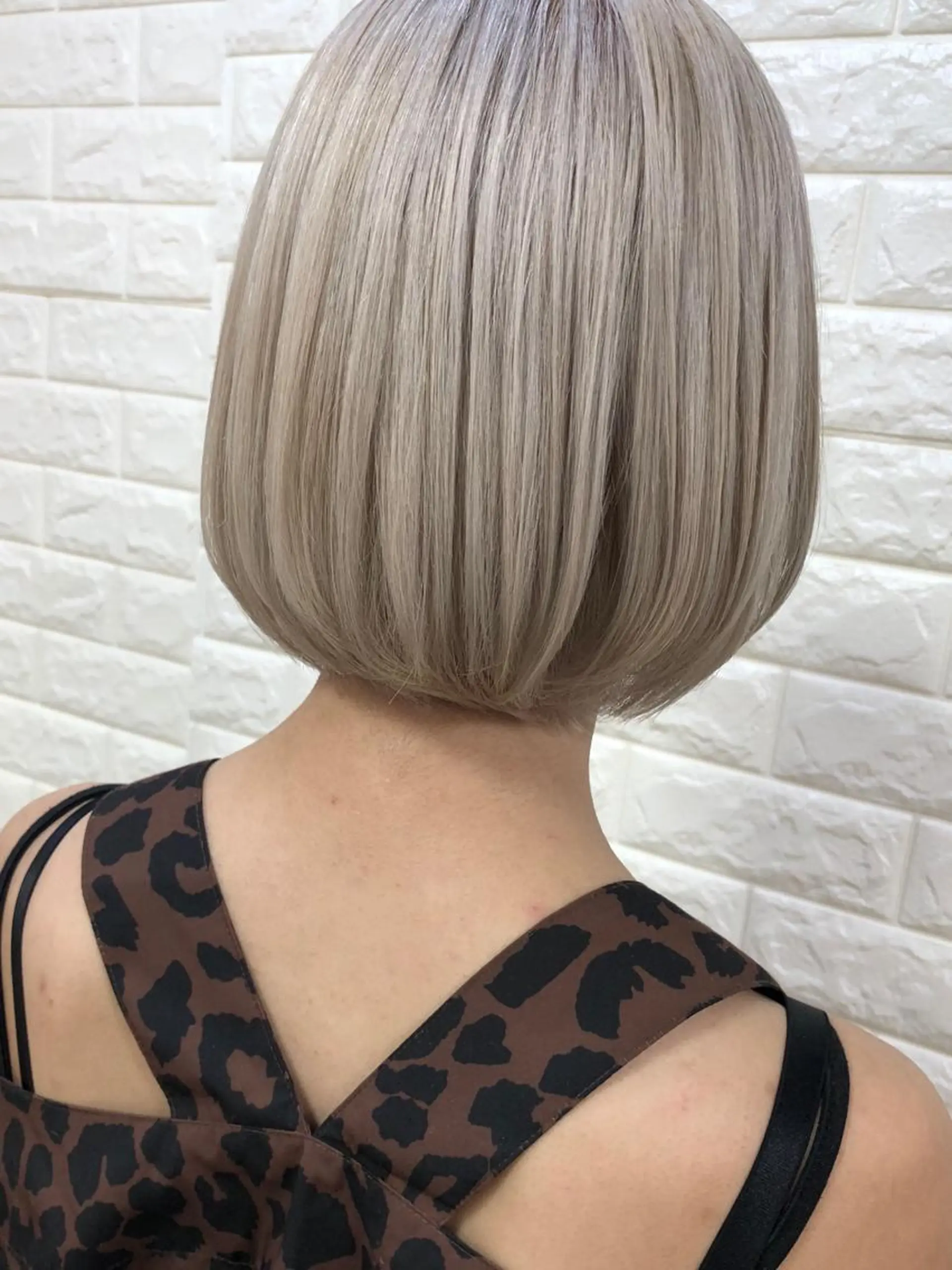 ショート カラー ベージュカラー ブリーチ ケアブリーチ ホワイトベージュ ヘアカラー トリートメント famille所属・famille ファミーユのヘアスタイル