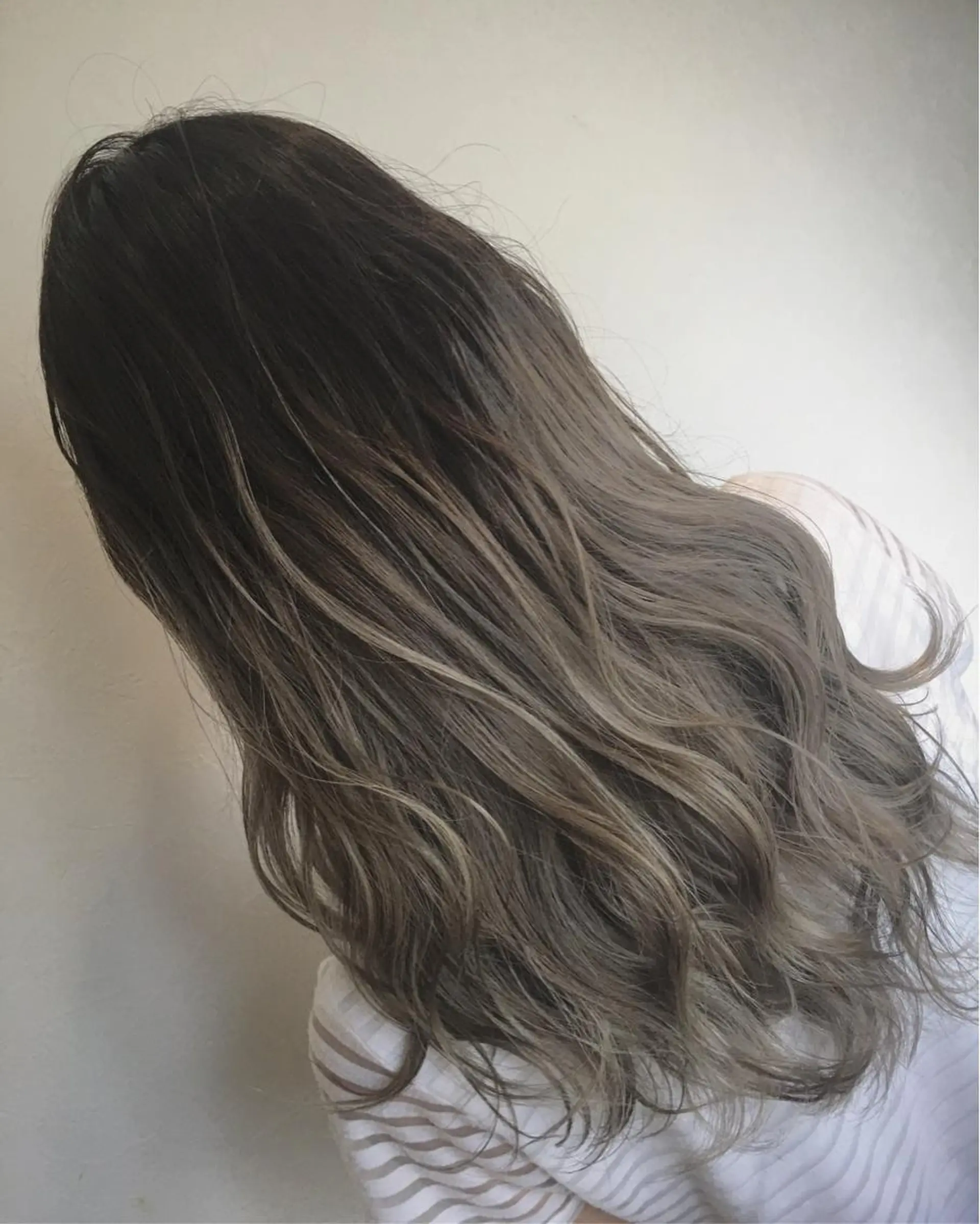 ロング カラー アッシュ グラデーションカラー シルバー シルバーアッシュ ハイトーン×髪質改善 KENTAのヘアスタイル