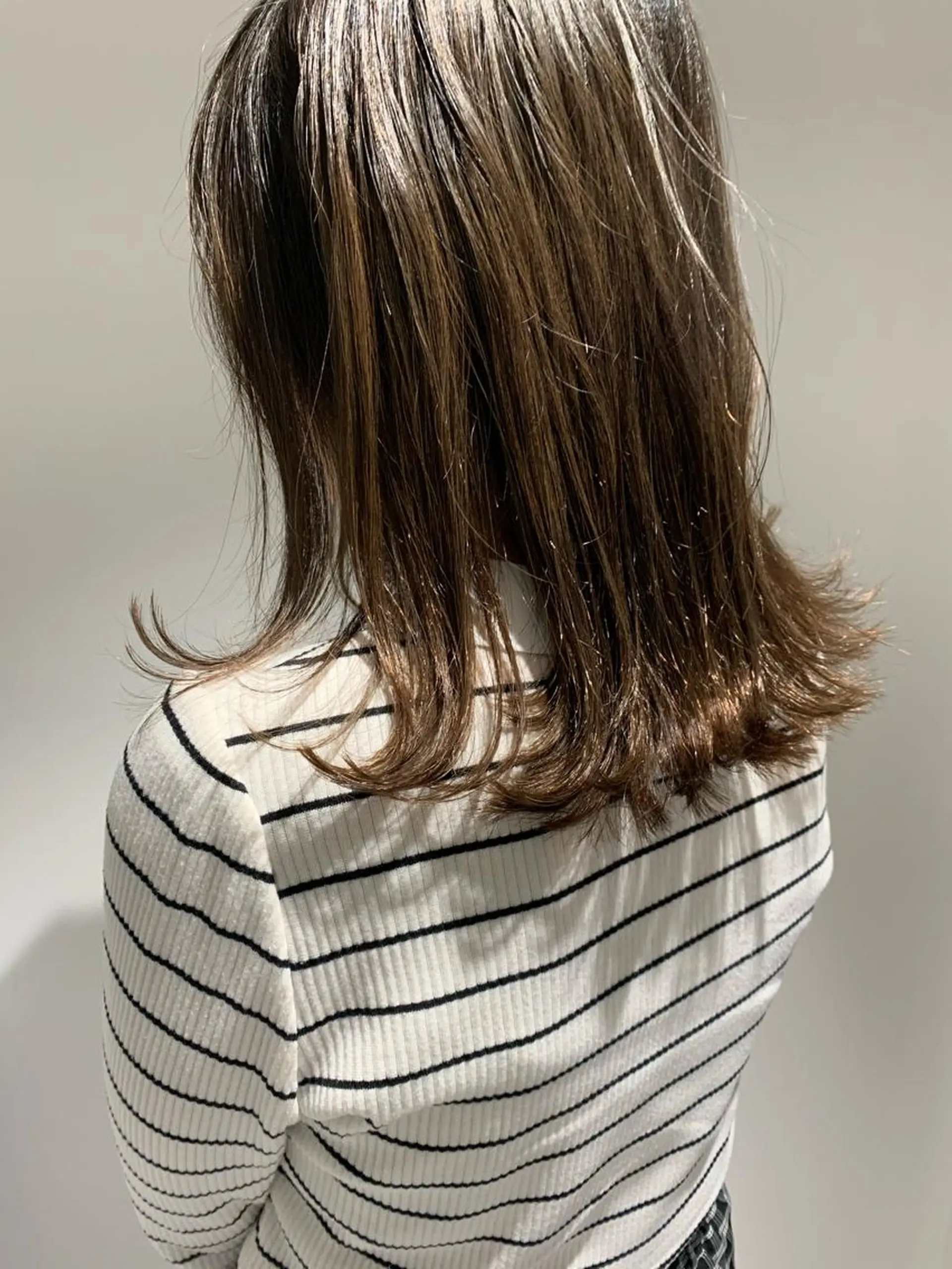 ロング SAKINO. ベージュカラーのヘアスタイル