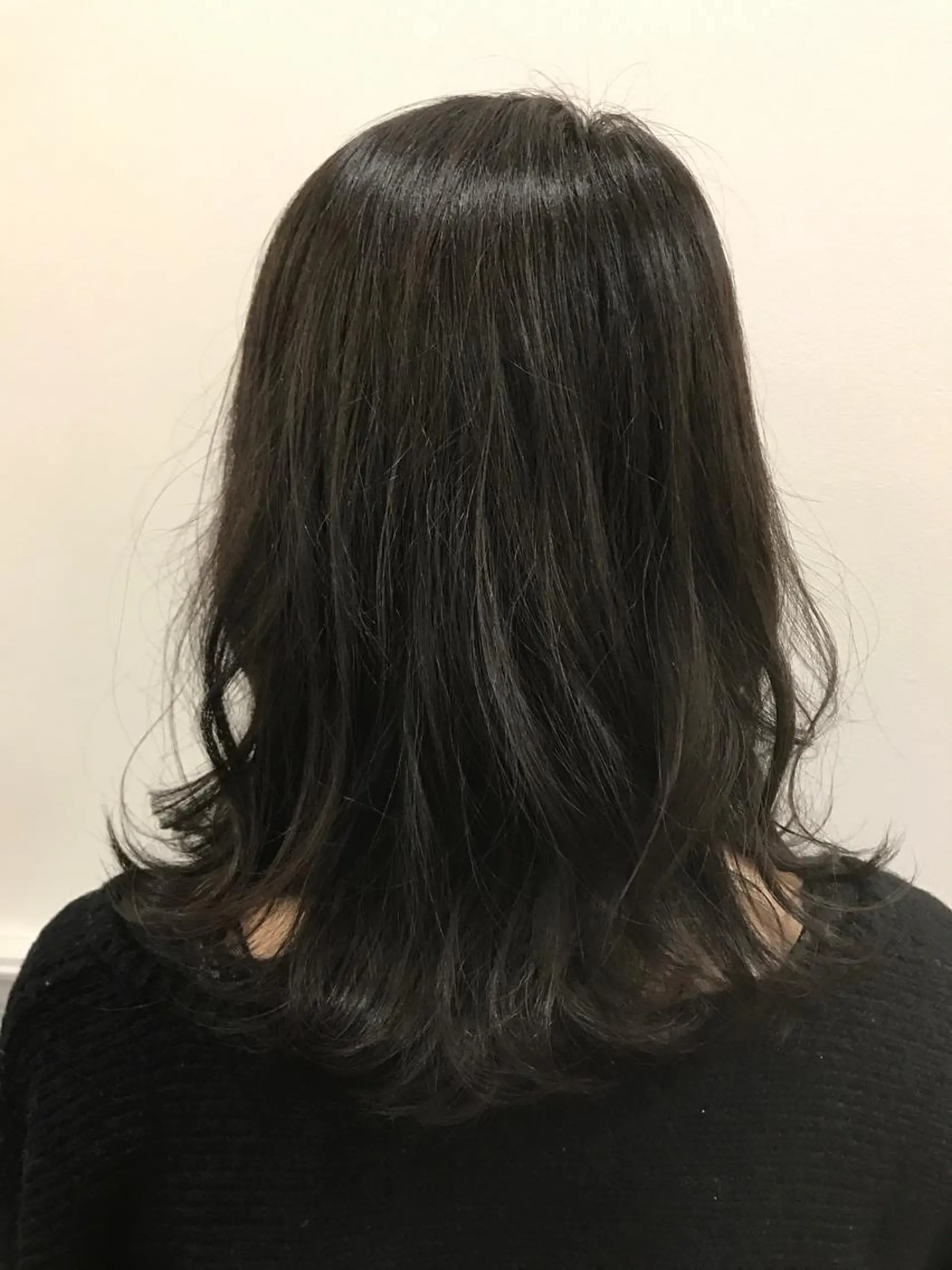 ミディアム カラー ダークグレー ひろせ かなのヘアスタイル