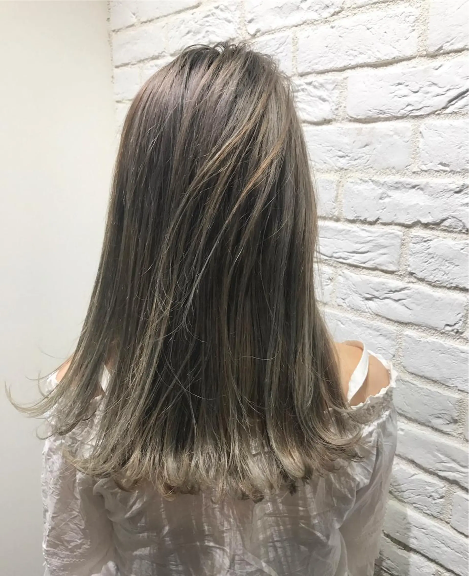 セミロング カラー UMEDA FIGAROのヘアスタイル