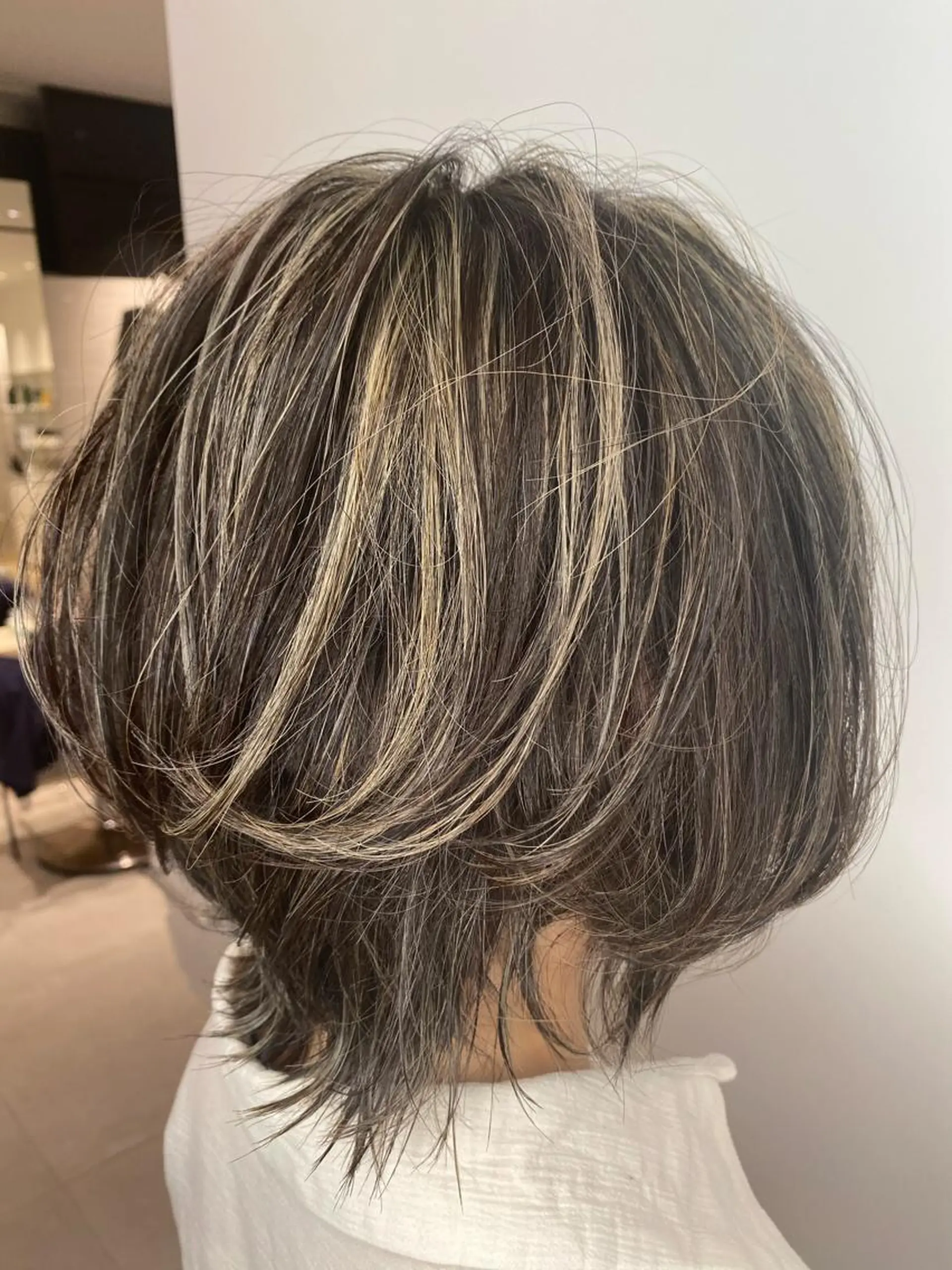 ショート カラー グレージュ ハイライトカラー ハイライト デザインカラーウルフ 宙也のヘアスタイル