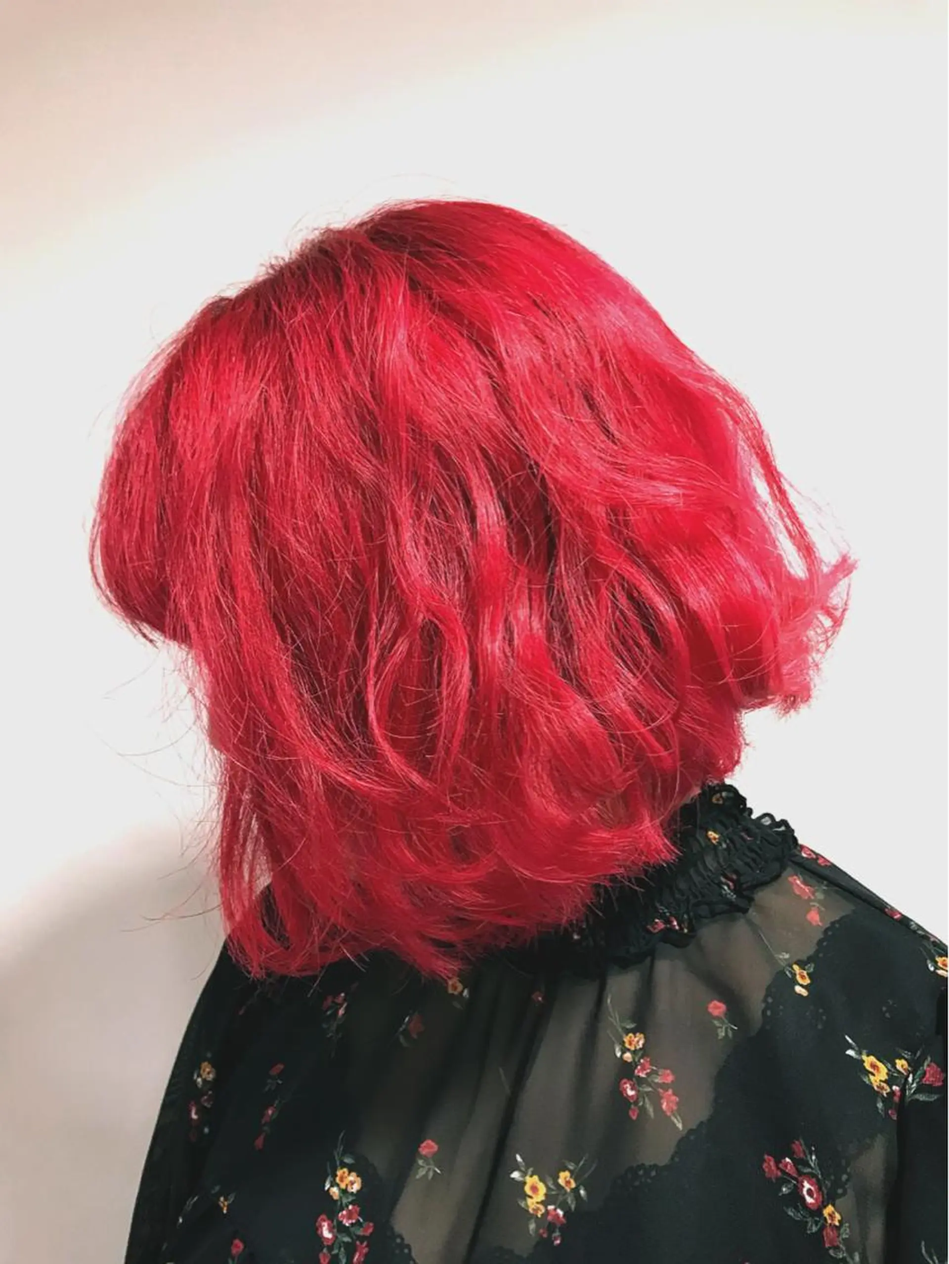 ショート カラー ブリーチ ルビー 長谷川 誠志のヘアスタイル