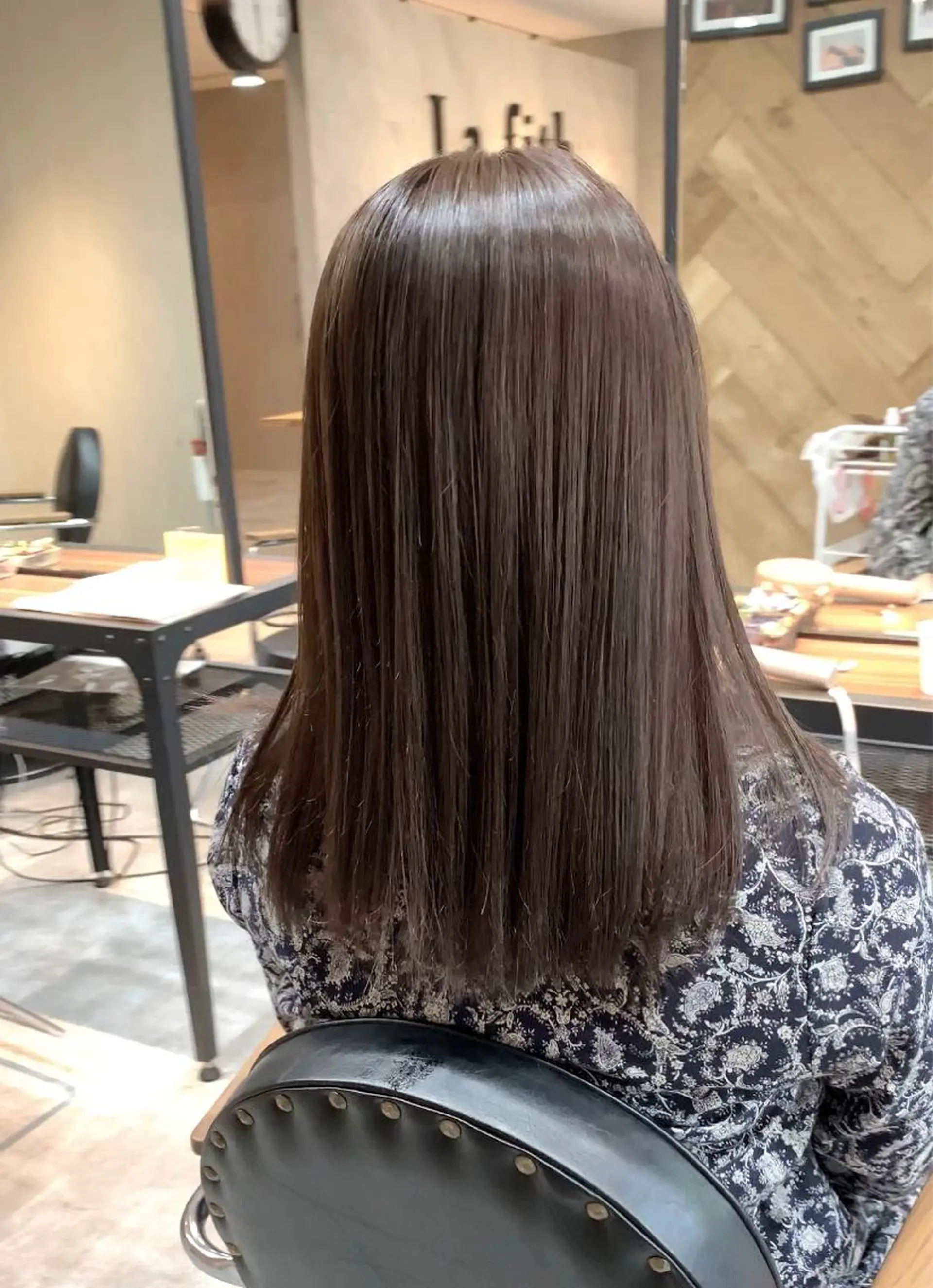 セミロング リサ tonieのヘアスタイル
