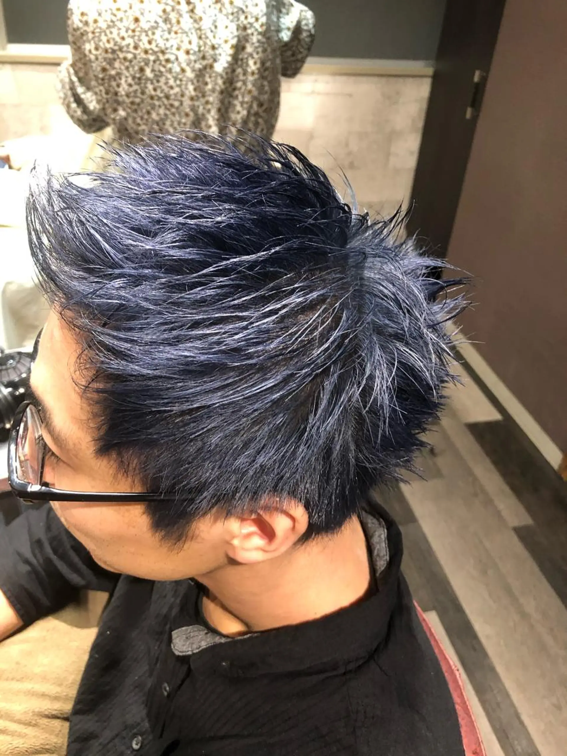 ショート カラー メンズ メンズブリーチ ブリーチ イルミナカラー ネイビーカラー カット ヘアカラー トリートメント メンズ特化美容師 大貫友也のヘアスタイル