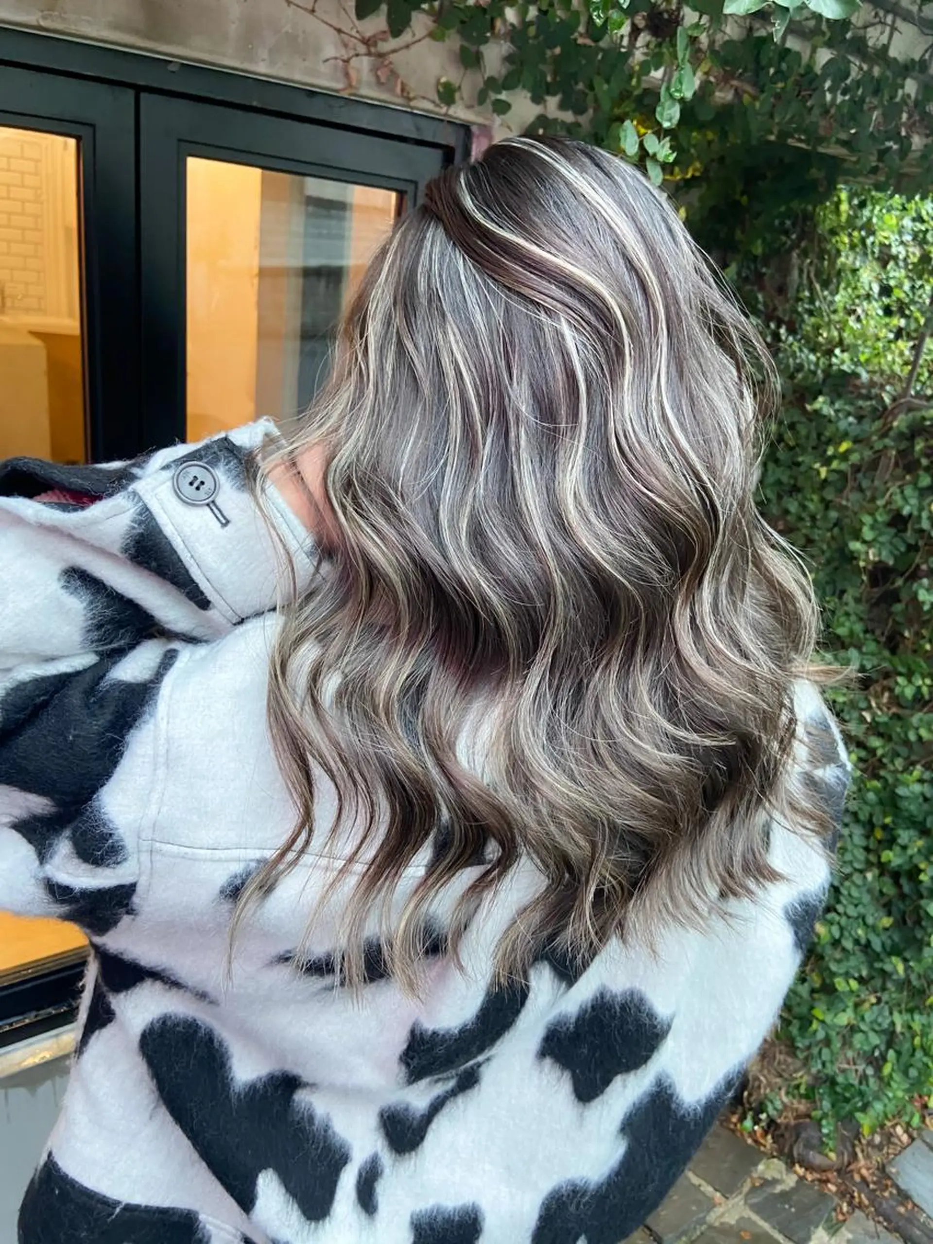 ミディアム 白いハイライト🤍 タナカリョウスケのヘアスタイル