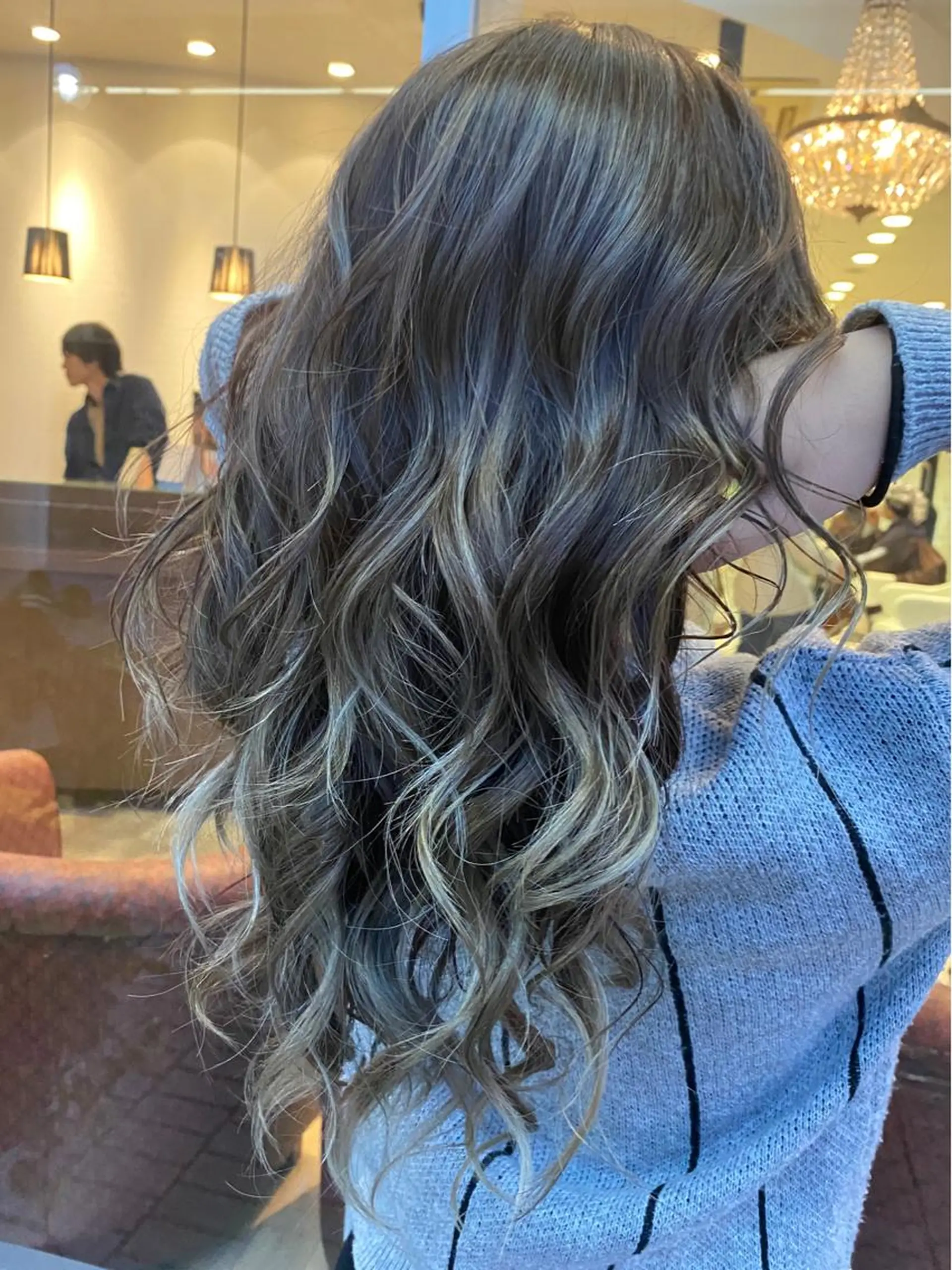 ロング カラー バレイヤージュ ブロンド ハイライトカラー ハイライト レイヤーカット デザインカラー✨新倉 佑奈のヘアスタイル
