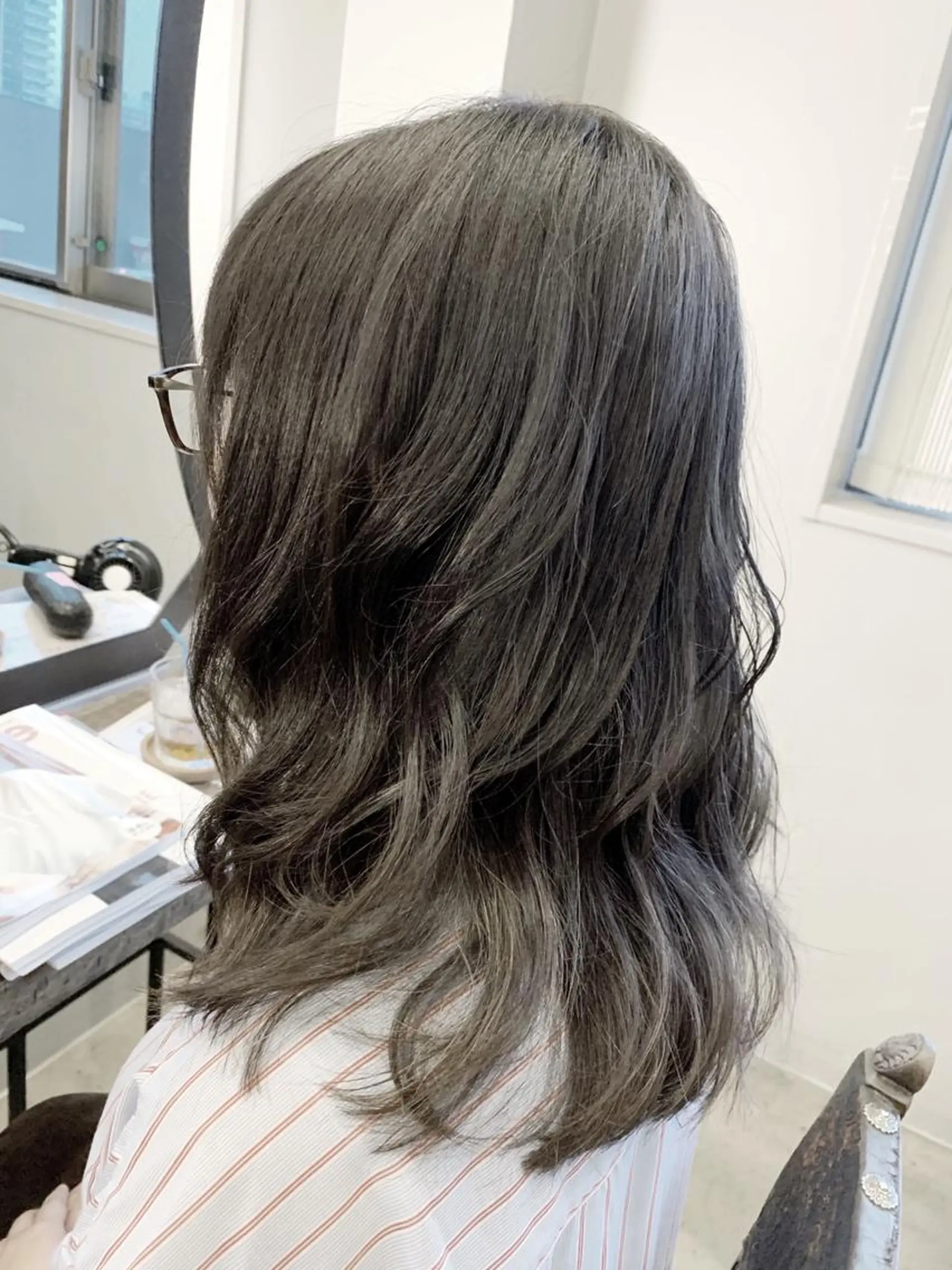 セミロング ハイライト 佐藤 美紅のヘアスタイル