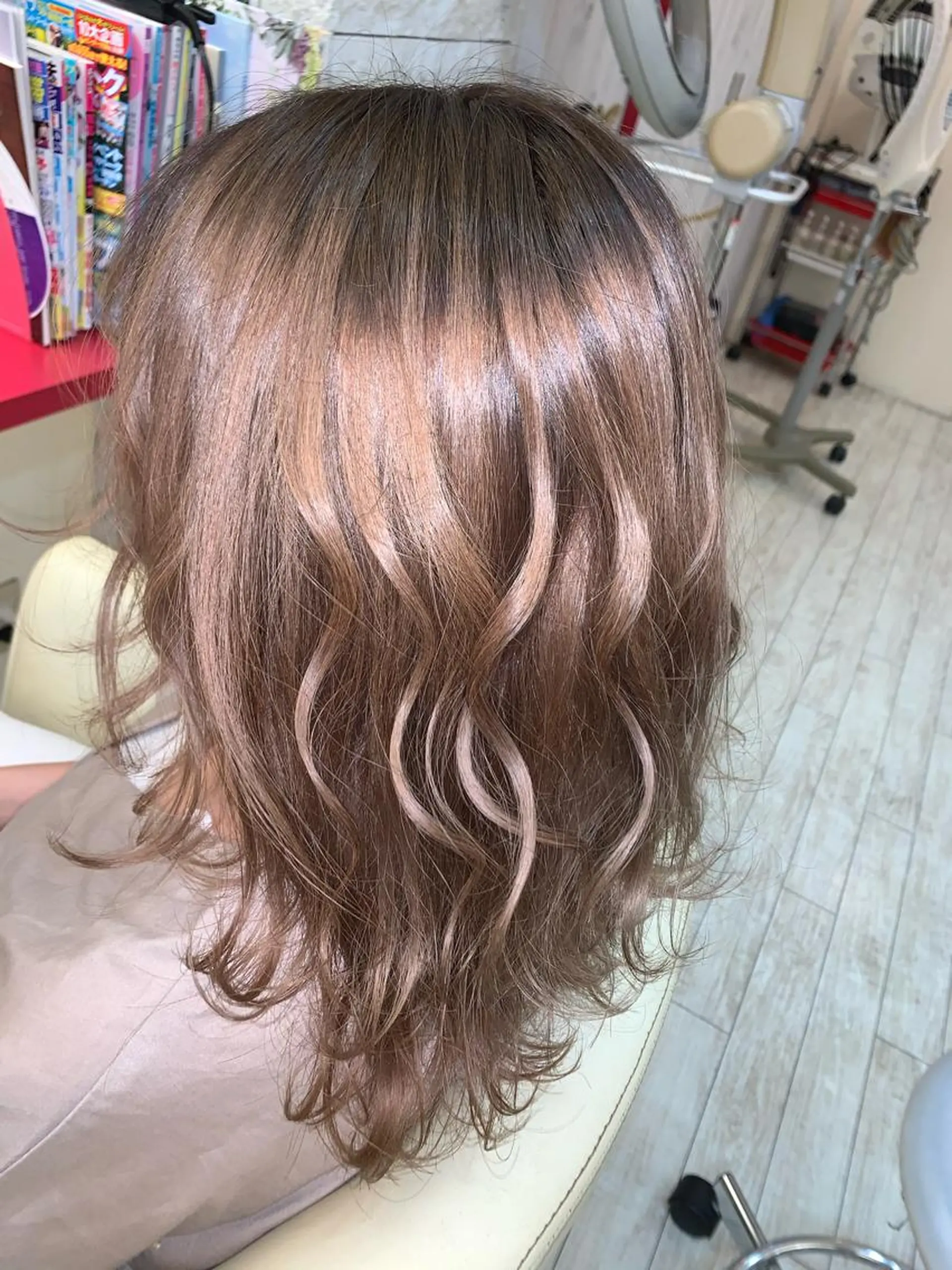 ミディアム カラー ヘアアレンジ ベージュカラー ミルクティーベージュ 今村公介 ブリーチ特化、派手髪のヘアスタイル