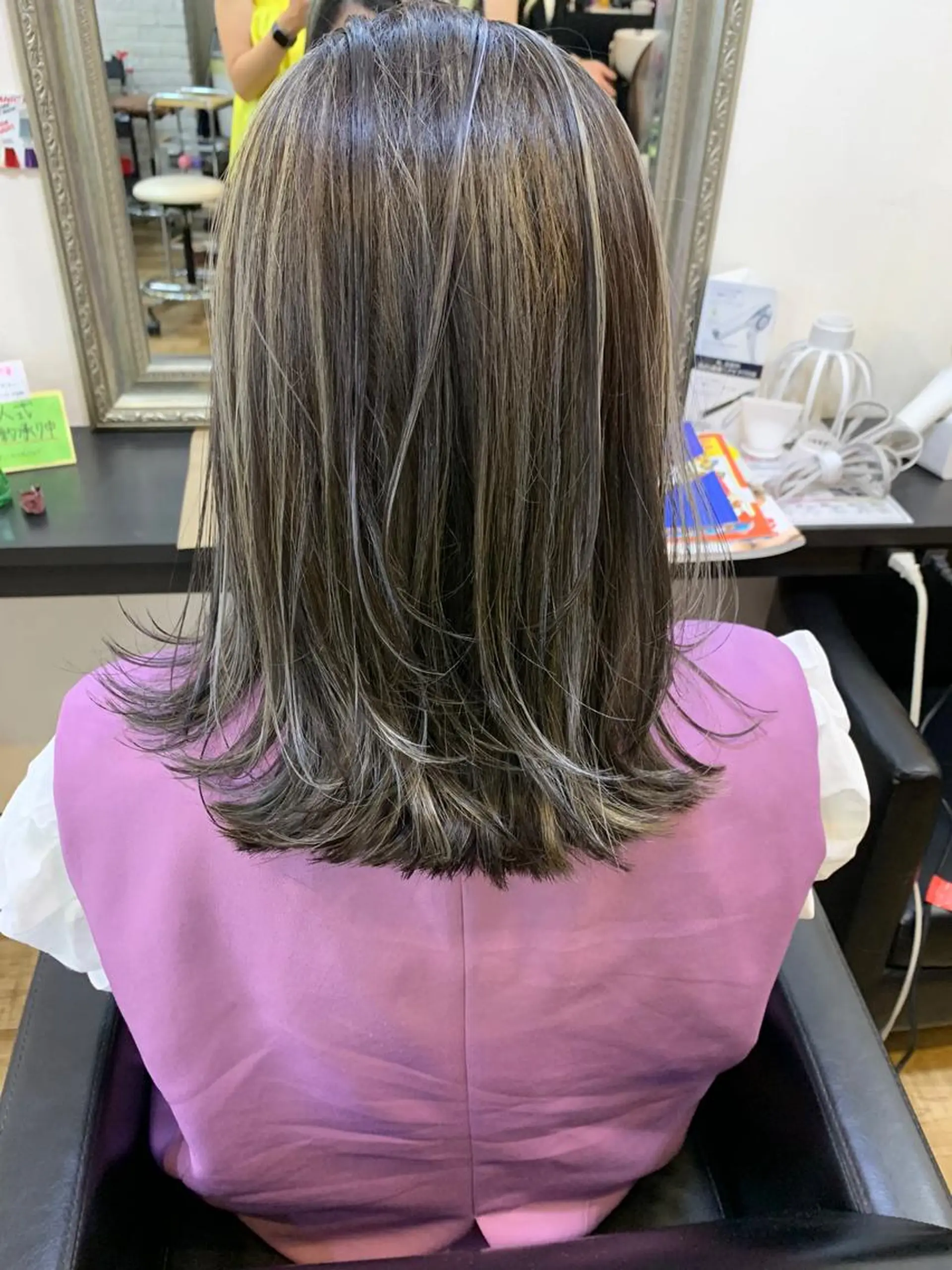 セミロング カラー ヘアアレンジ ハイライトカラー ハイライト 外ハネヘア きむえり/髪質改善 /うねり広がり改善のヘアスタイル