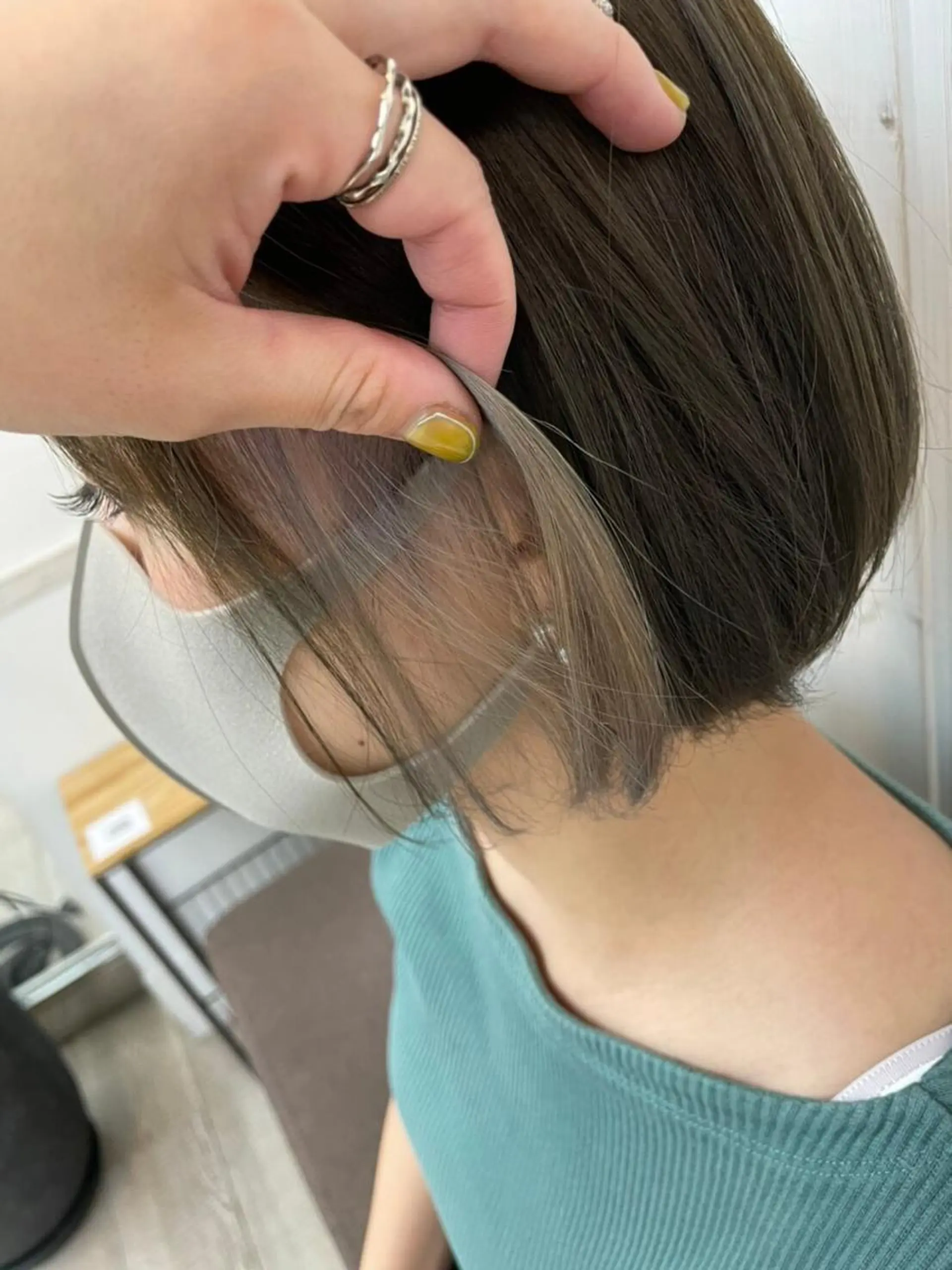 ショート カラー 前下がりボブ ブリーチ イヤリングカラー ボブ オン眉 newi saLyu ネウィ　サリューのヘアスタイル