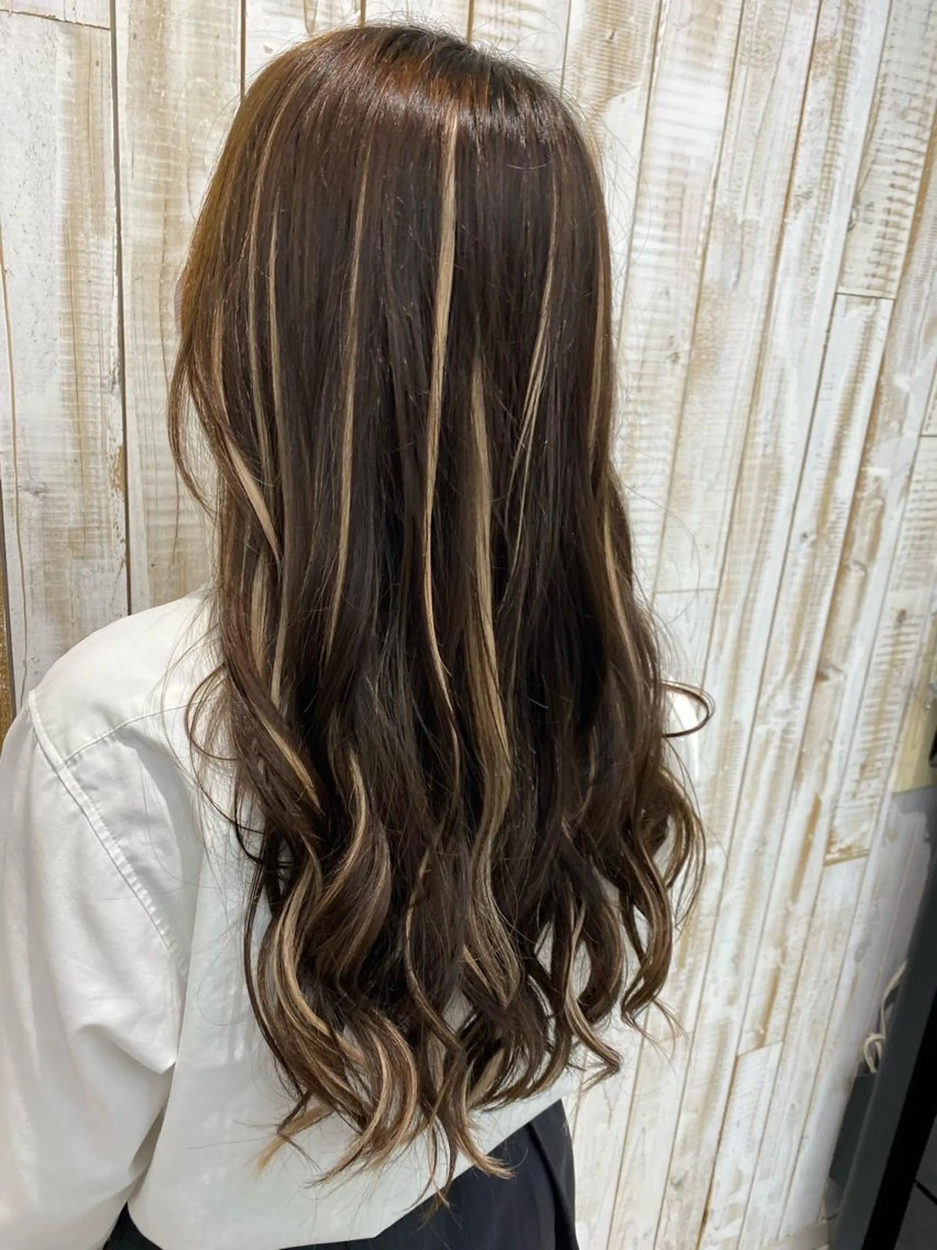 ロング シールエクステ エクステ ハイライト 白髪ぼかしハイライト めさきすずなのヘアスタイル