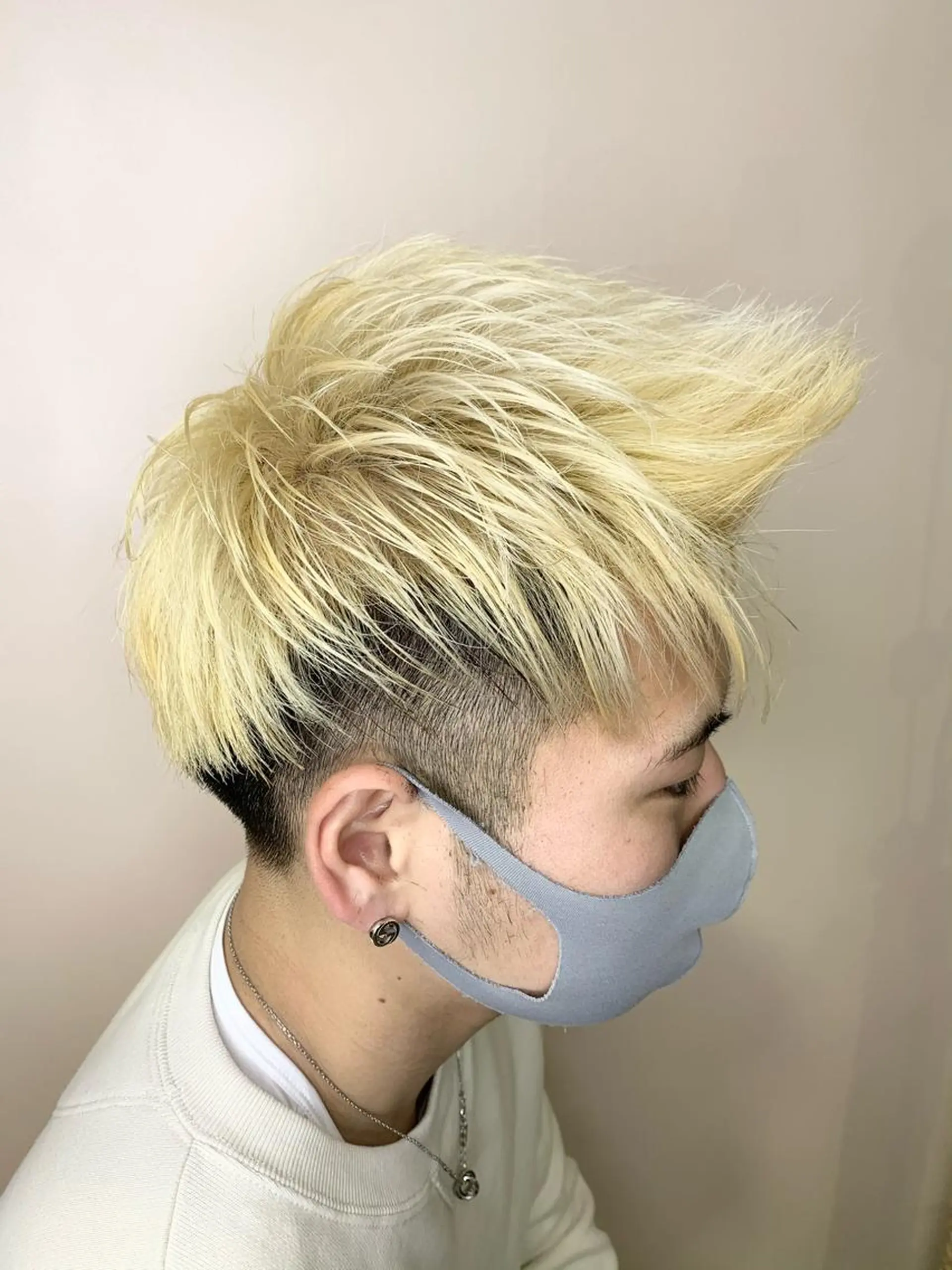 カラー メンズ モヒカン ブロンド mimiiy梅田 中崎町ハイトーンのヘアスタイル