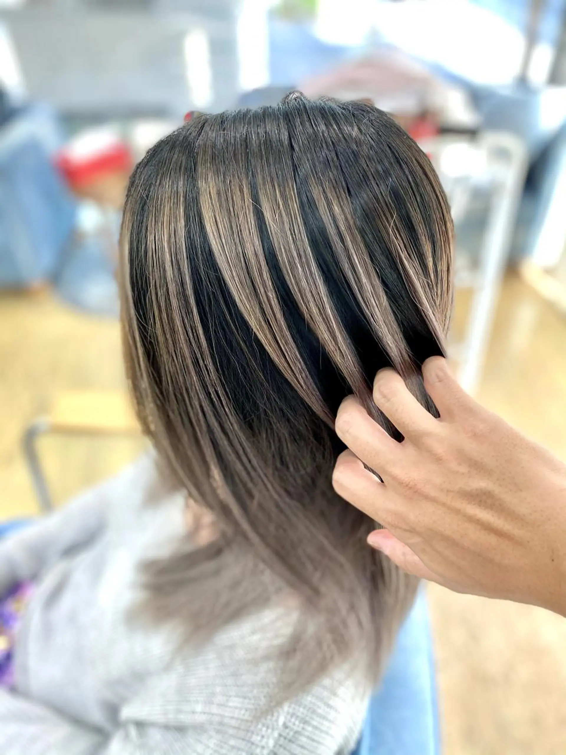 ミディアム カラー バレイヤージュ グレージュ レイヤーカット 松井 敬太郎のヘアスタイル