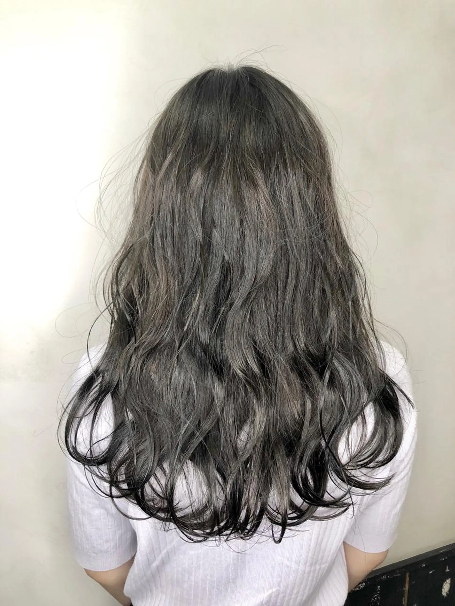 ロング カラー パーマ ブリーチ グレージュ ブリーチなしカラー 美髪矯正 🌈髪質改善 山下のヘアスタイル