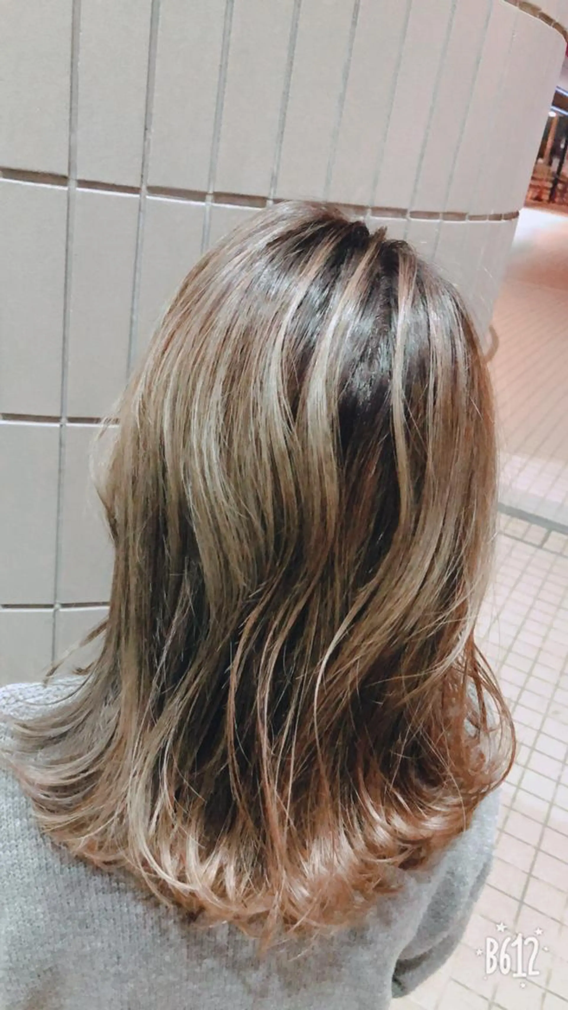 セミロング シールエクステ/ ハイトーンカラーのヘアスタイル