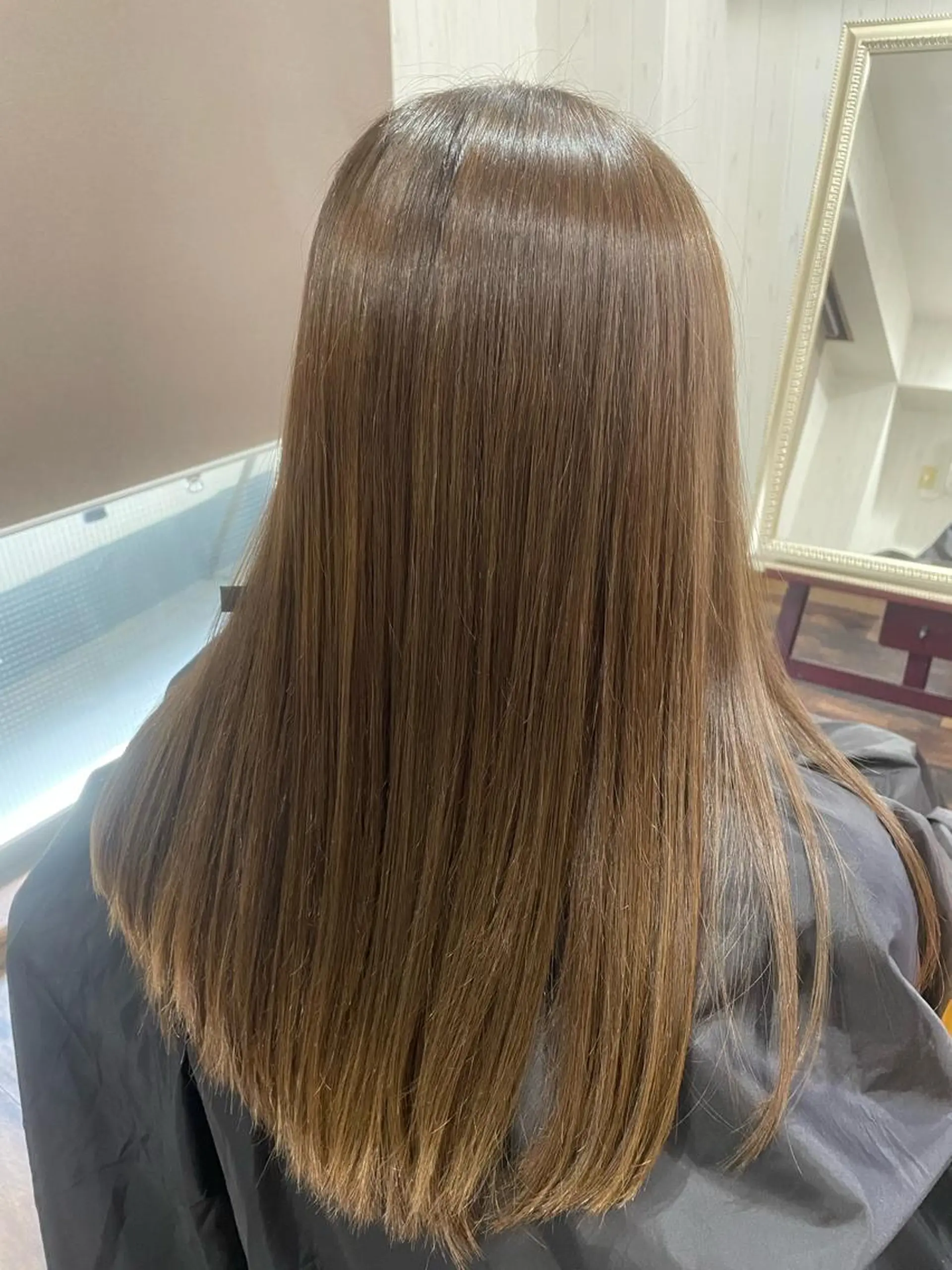 ロング カラー ベージュカラー ミルクティーベージュ ヘアカラー トリートメント 西川 敏夫のヘアスタイル