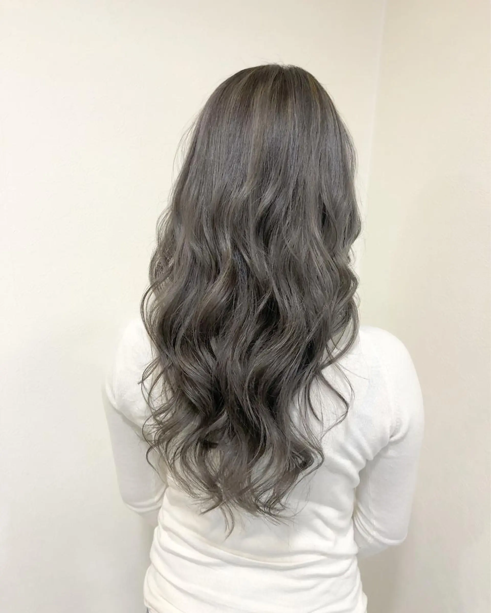 ロング ハイライト ヤマグチ ヒカルのヘアスタイル