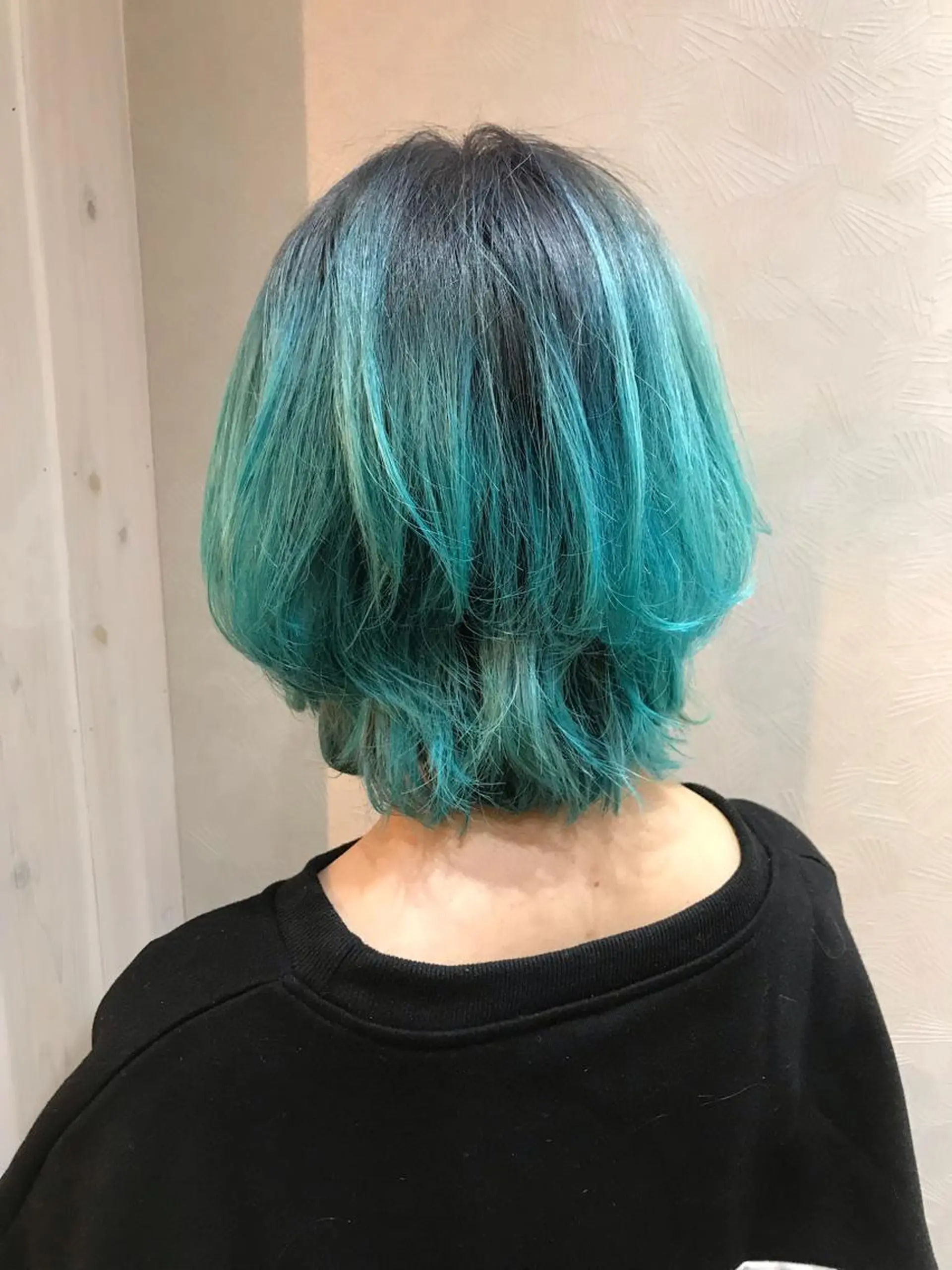 ショート カラー ブルーカラー グラデーションカラー ウルフカット 岩谷/ブリーチ 🪽透明感カラーのヘアスタイル