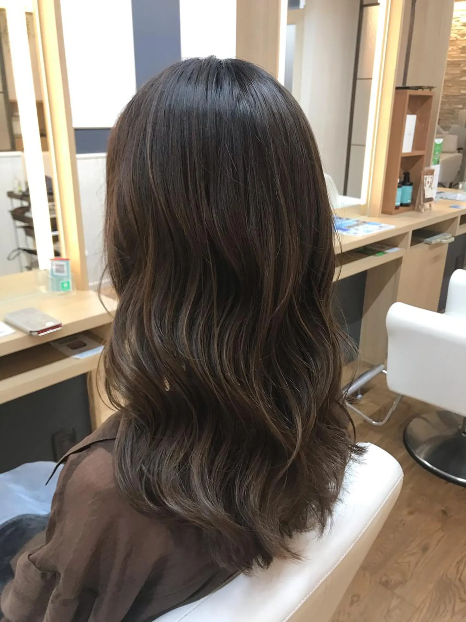 セミロング カラー グレージュ 工藤 梨花のヘアスタイル
