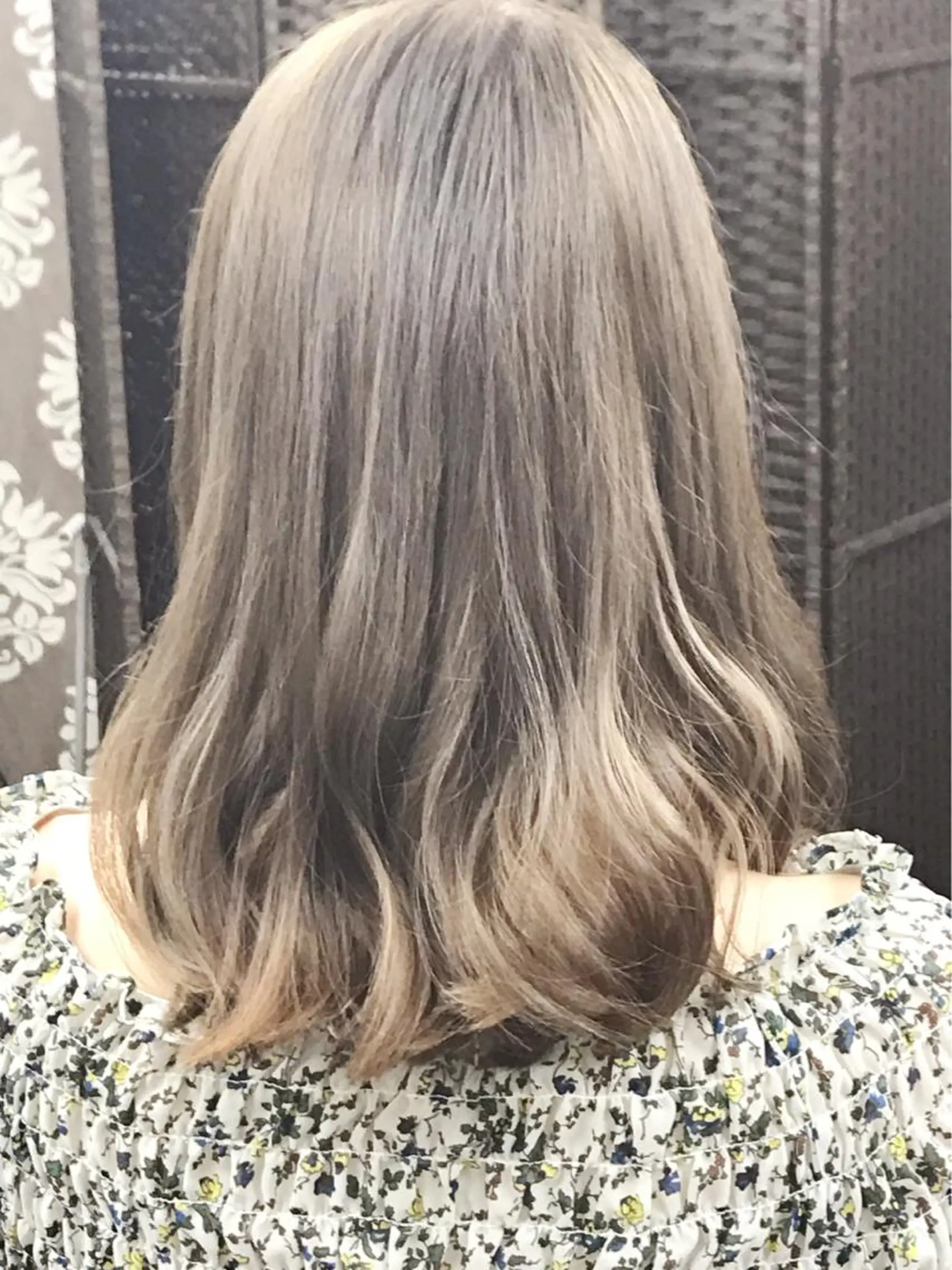 ミディアム カラー ヤナ マネージャーのヘアスタイル