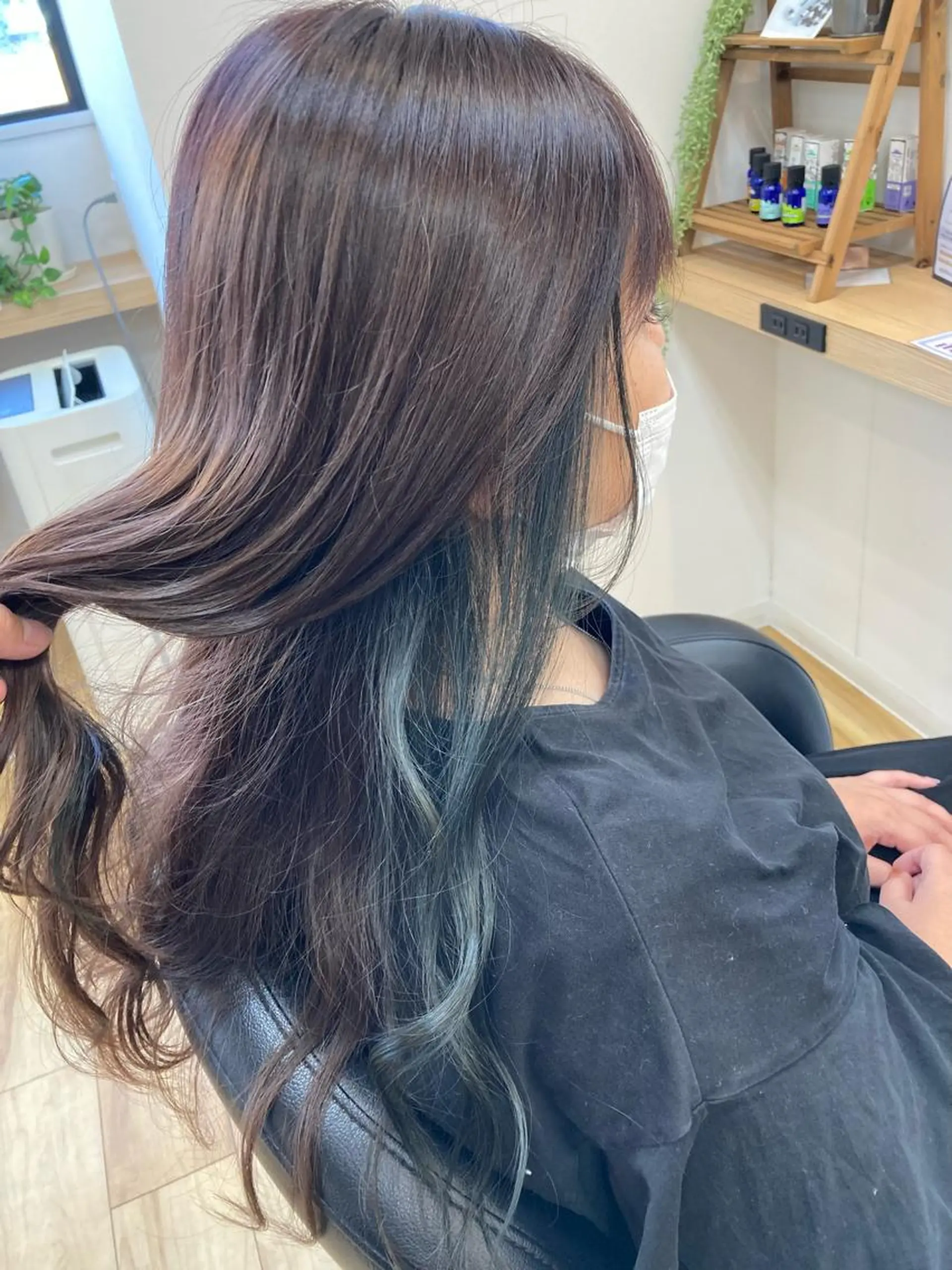 ロング カラー ブリーチ ブラウンカラー イヤリングカラー ラベンダーカラー オリーブグレー ヘアカラー 大野 まゆのヘアスタイル