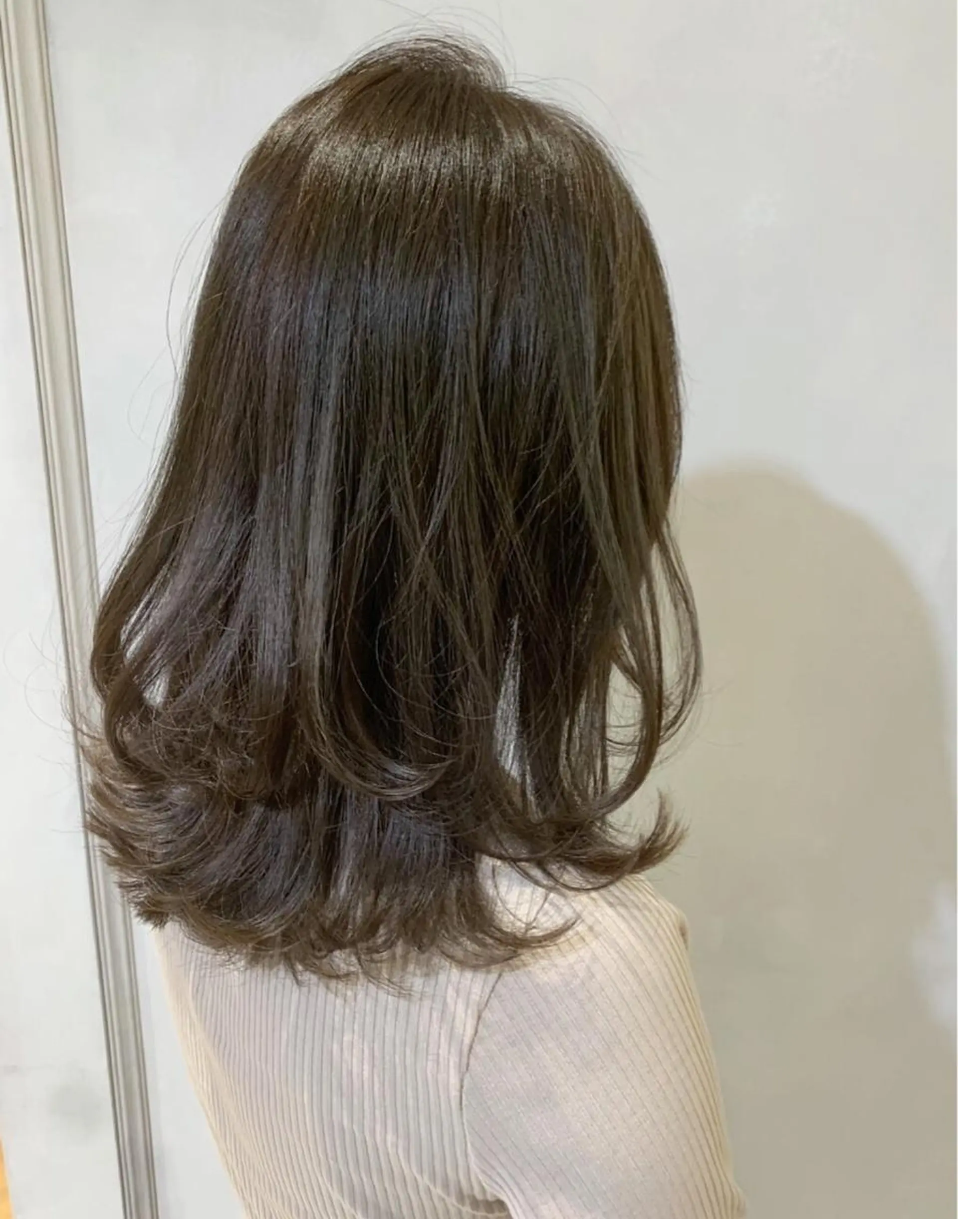 ミディアム カラー ミディアムレイヤー ベージュカラー グレージュ オリーブベージュ レイヤーカット 徳本 駿太のヘアスタイル