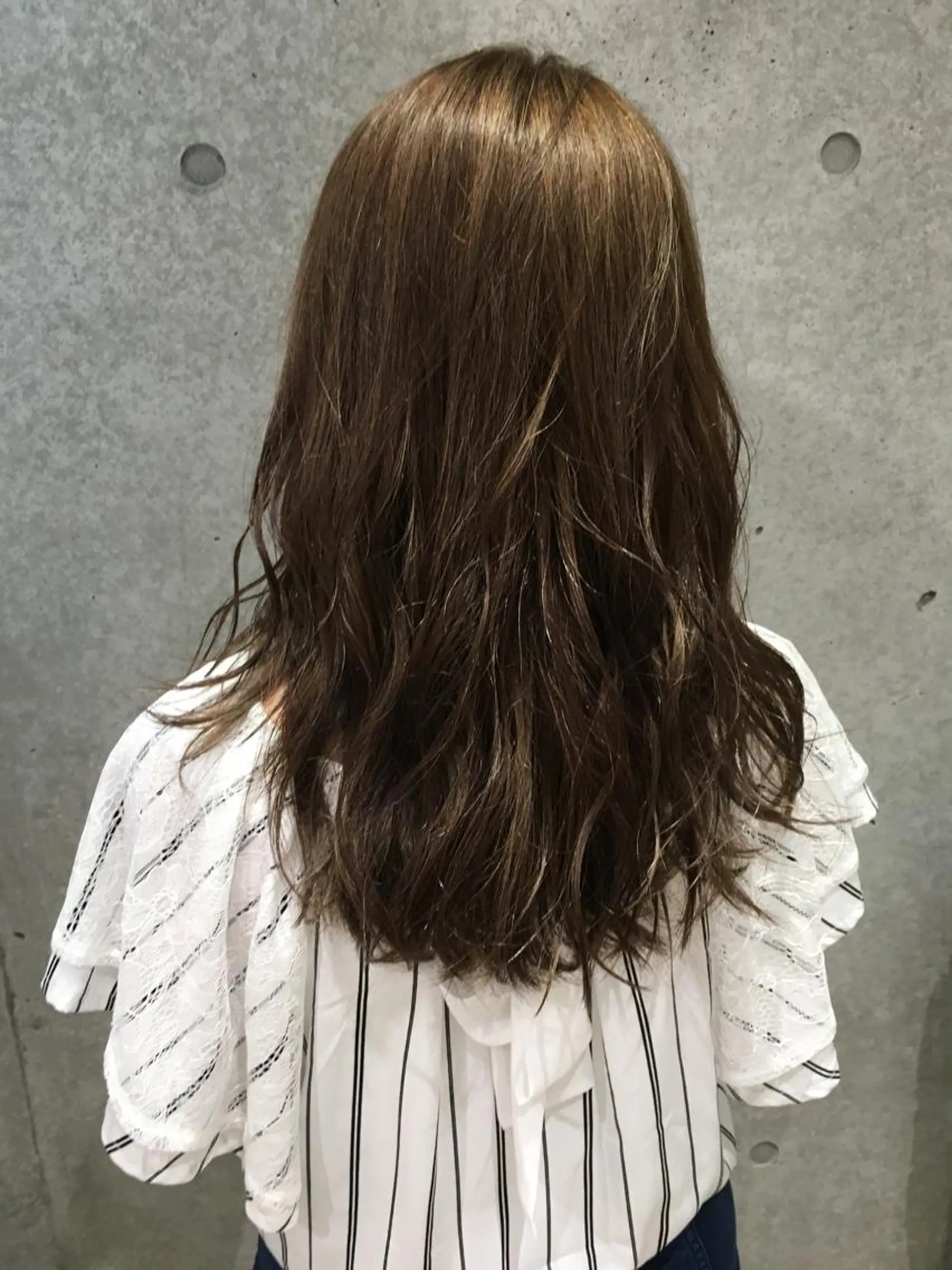 ミディアム カラー ベージュカラー ハイライトカラー オリーブベージュ ハイライト 井坂 和博のヘアスタイル