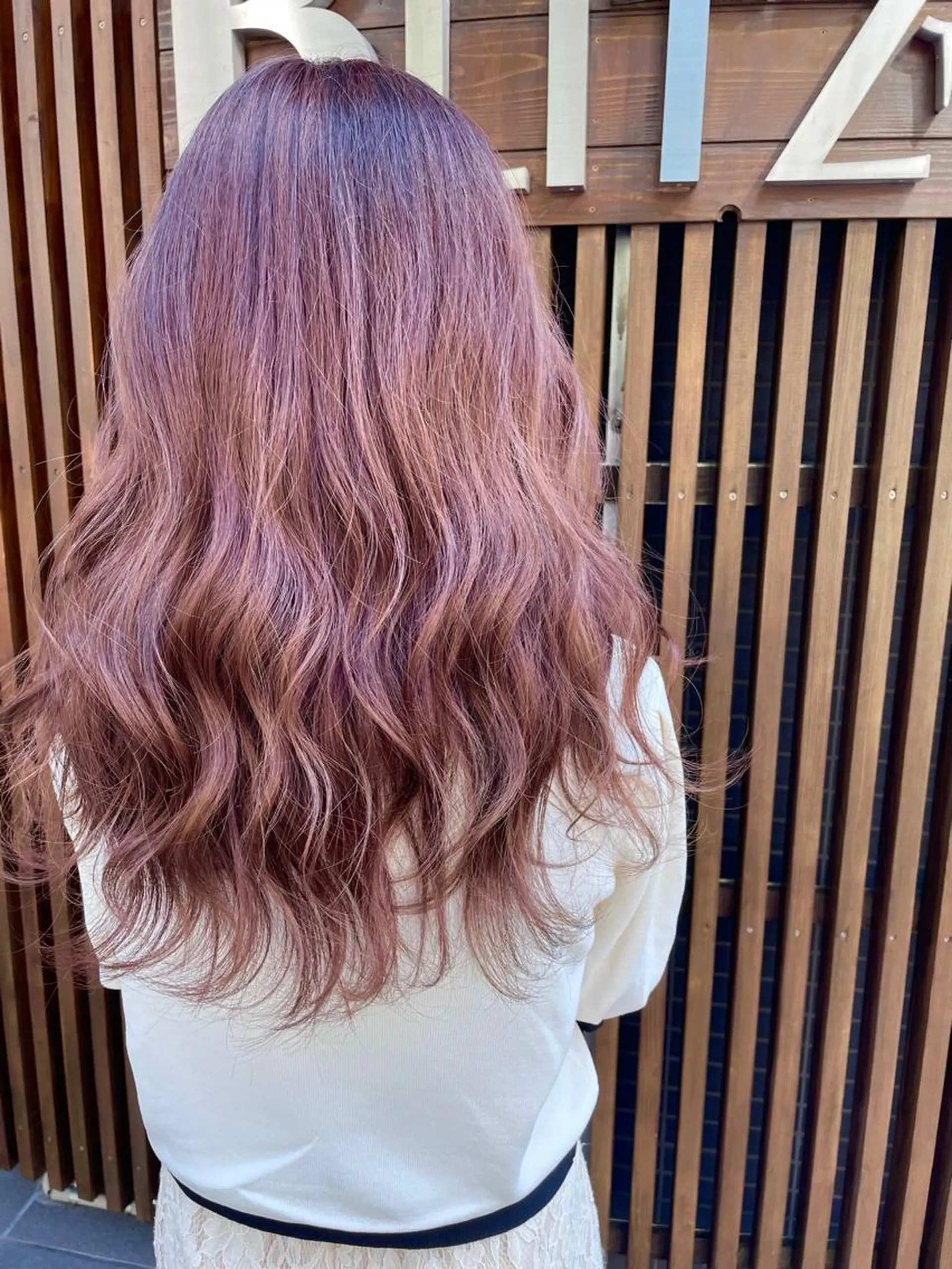 ロング 🌈8月末までシャ イン輝きハイトーン✨のヘアスタイル