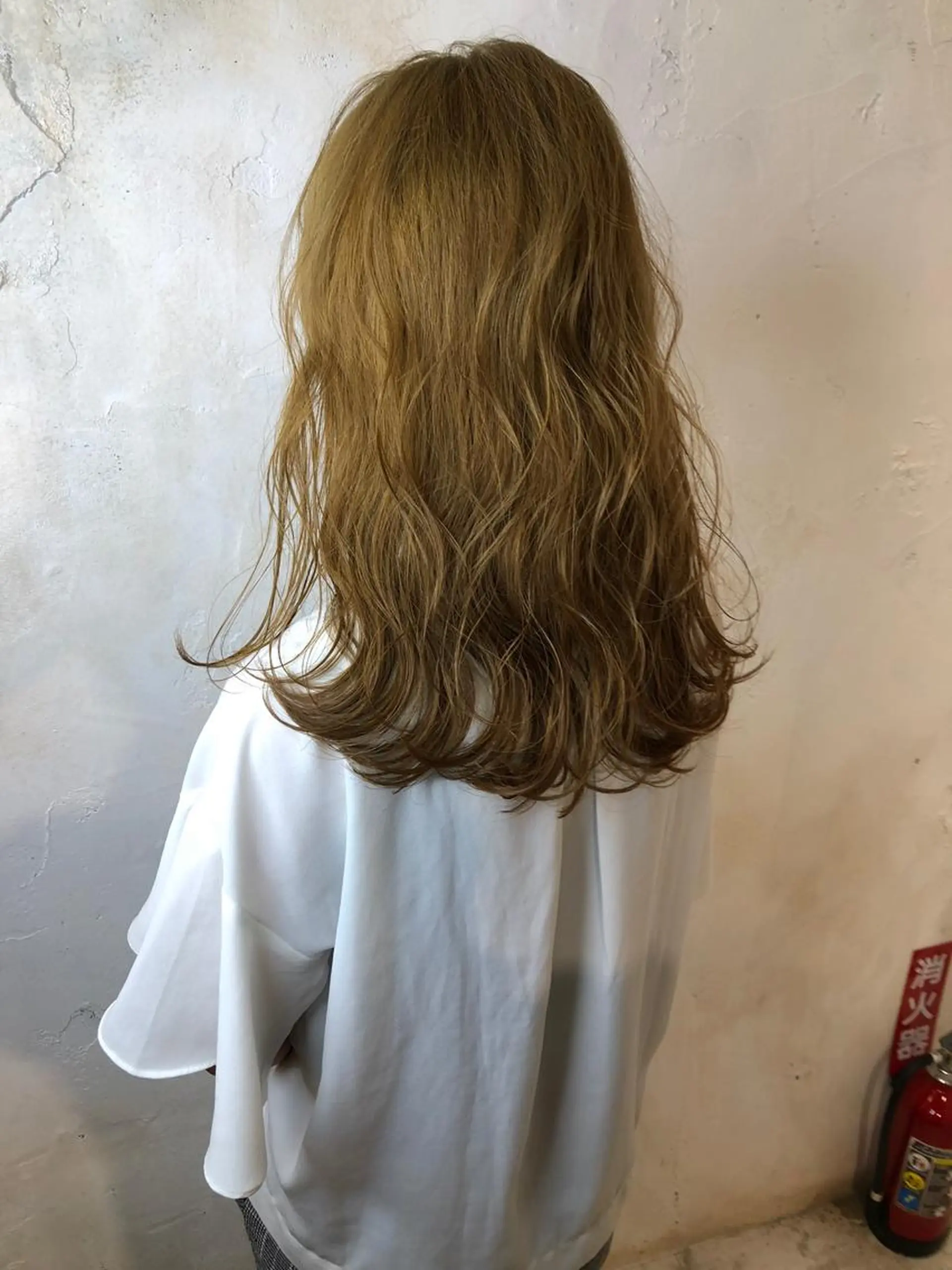 セミロング イエローカラー カット ヘアカラー トリートメント マネージャー 山城洸希のヘアスタイル