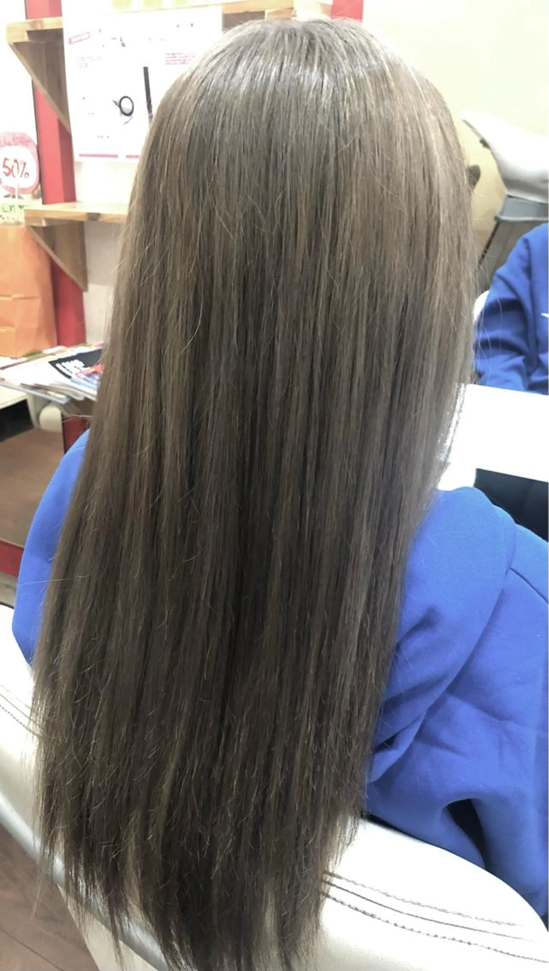 セミロング カラー アッシュ ブリーチ グレージュ カーキグレージュ カット ヘアカラー まさき✂︎ブリーチ／ デザインカラーのヘアスタイル