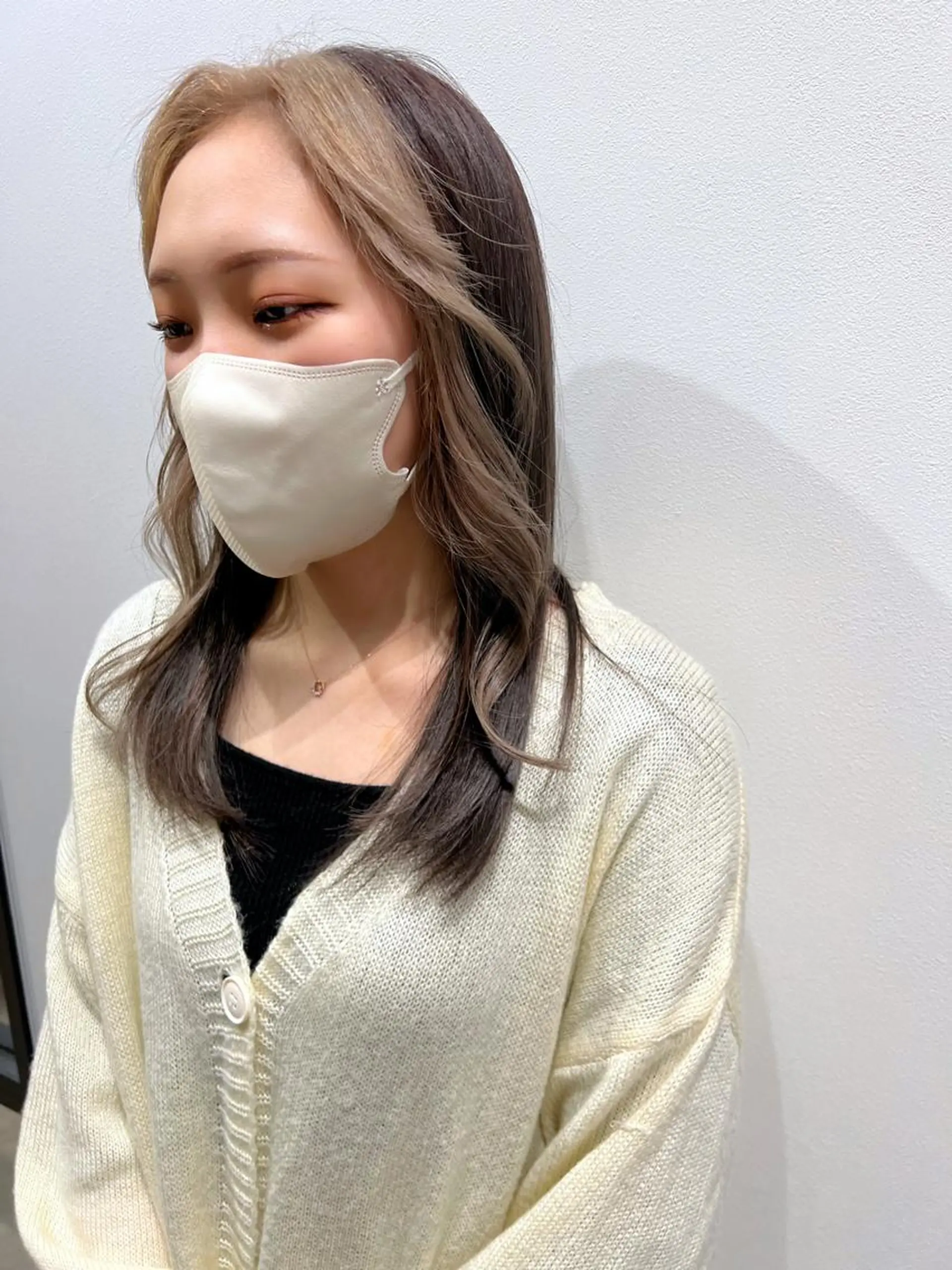 セミロング カラー ブリーチ ケアブリーチ インナーカラー 髪質改善 トリートメント fhami 店長 髪質改善　DAITOのヘアスタイル