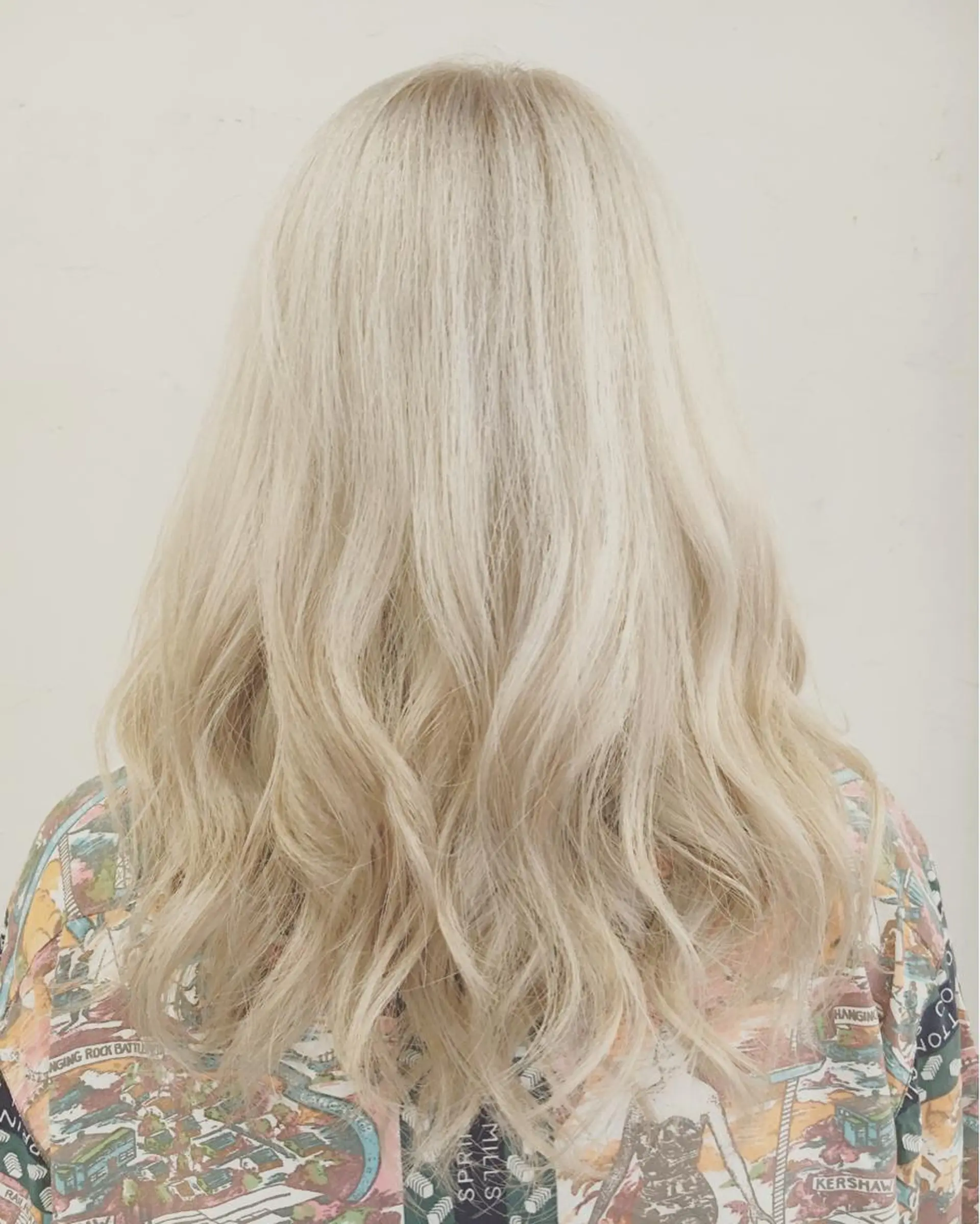 ミディアム セミロング ロング カラー ベージュカラー ミルクティーベージュ ホワイトベージュ LoRE hair 四条河原町　西尾友里のヘアスタイル