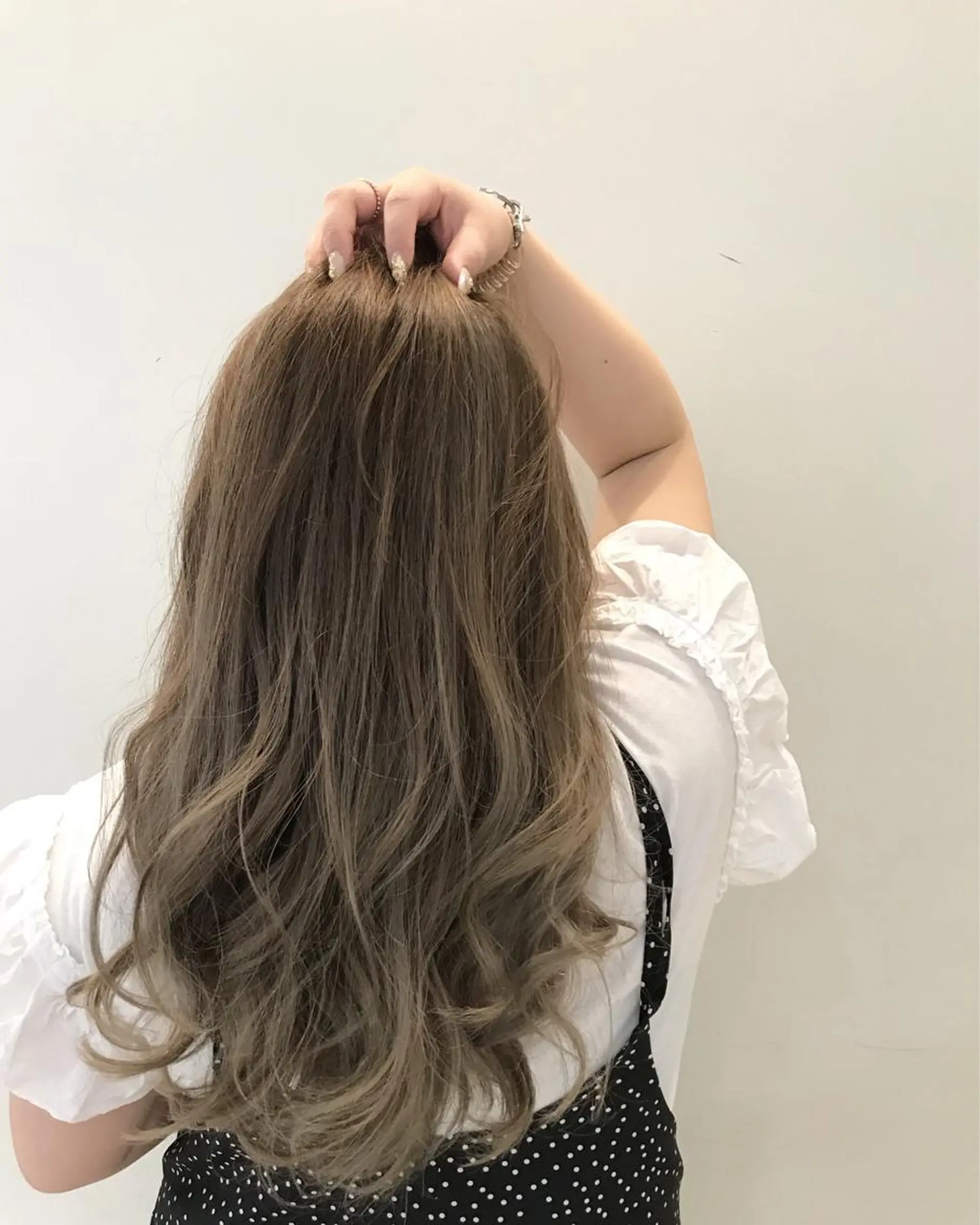 ロング カラー バレイヤージュ ベージュカラー ミルクティーベージュ レイヤーカット カット ヘアカラー 松本 潔樹のヘアスタイル