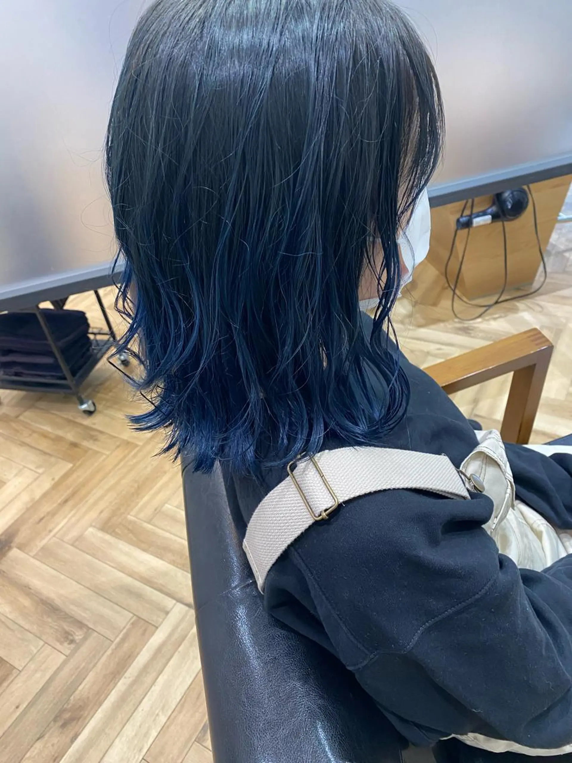 ミディアム カラー 黒髪 ブリーチ ブルーカラー ブルーブラック グラデーションカラー Zina 札幌 harukaのヘアスタイル