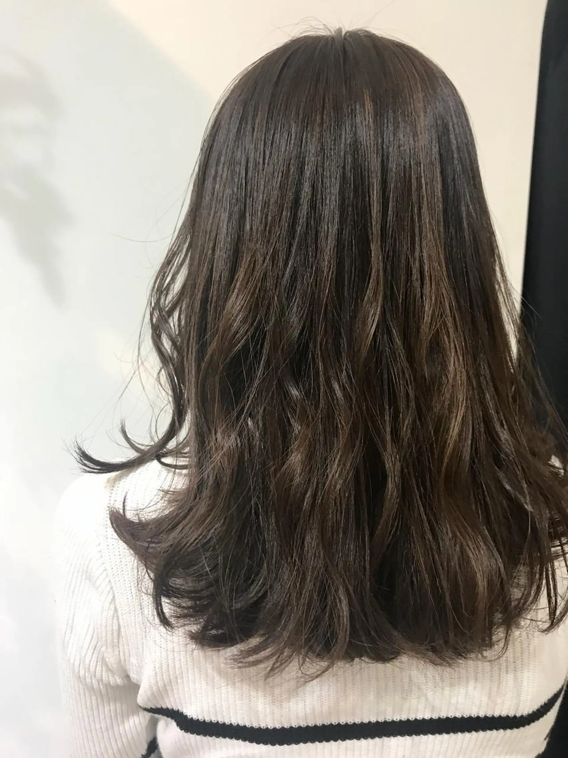 セミロング カラー いけだ　ひかり ハイライトくびれヘアのヘアスタイル