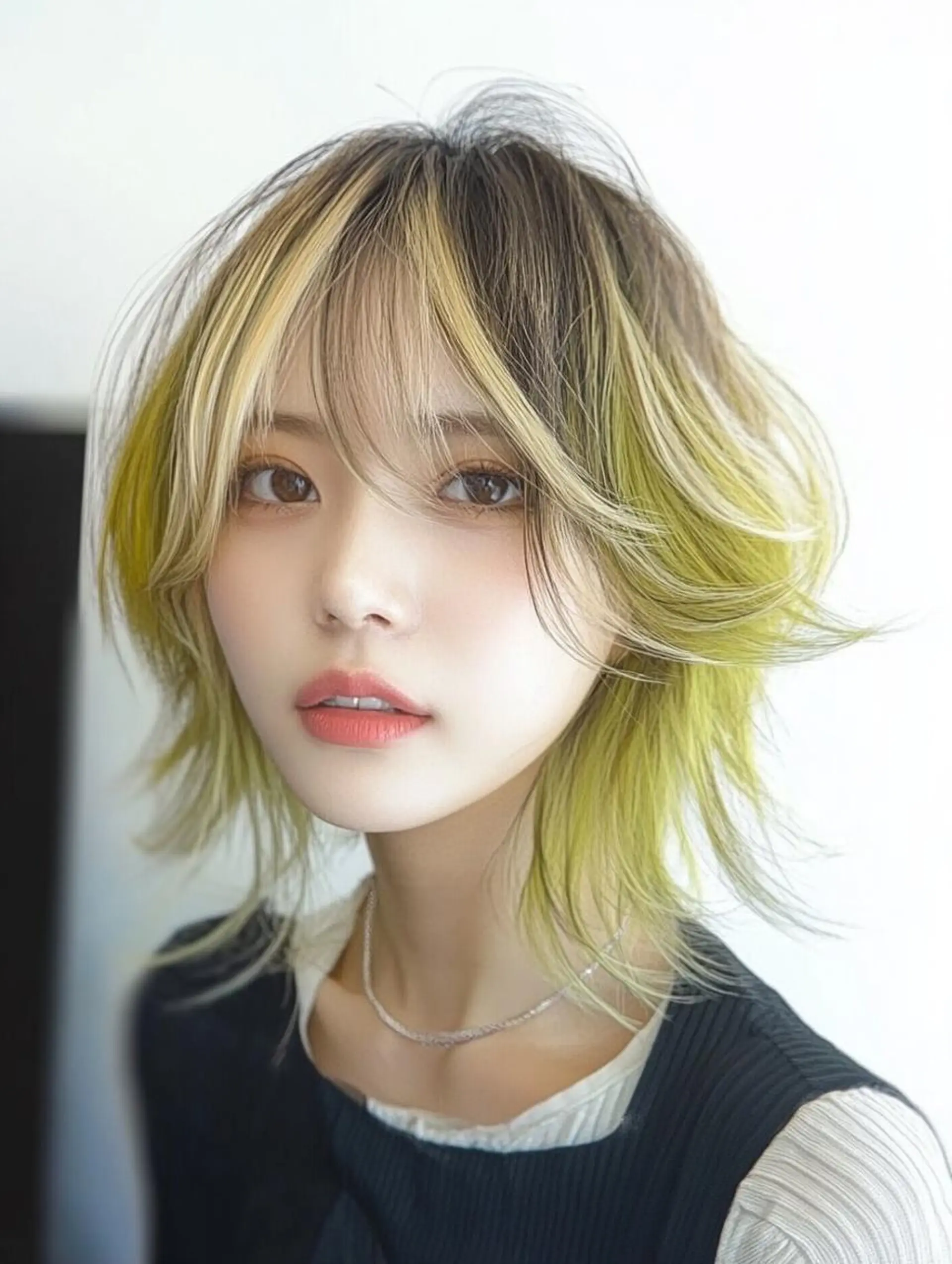 セミロング カラー ヘアカラー 赤みなしオリーブ ハイトーン×レイヤーのヘアスタイル