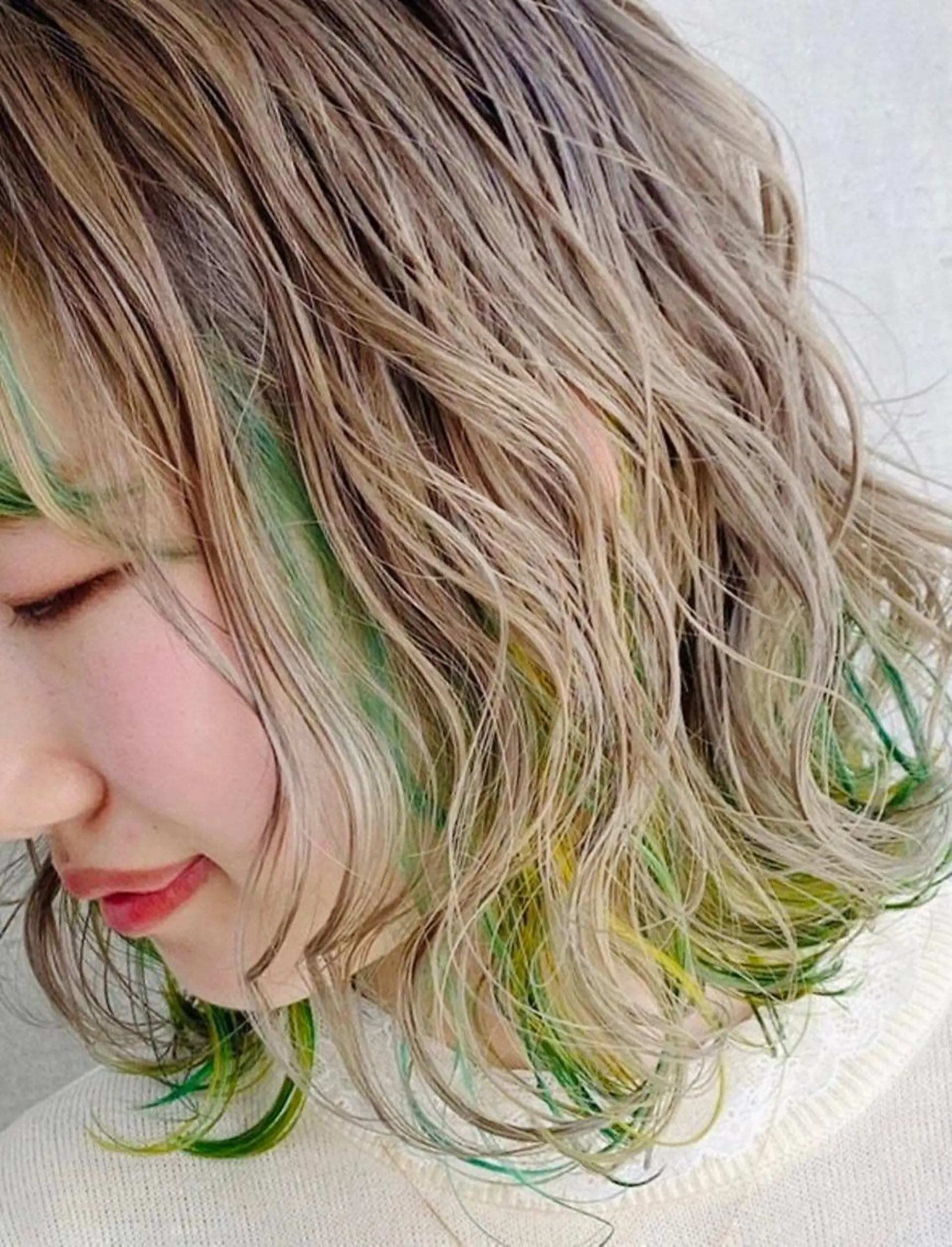 ミディアム カラー インナーカラー ヘアカラー 派手髪デザインカラー ヒロカのヘアスタイル