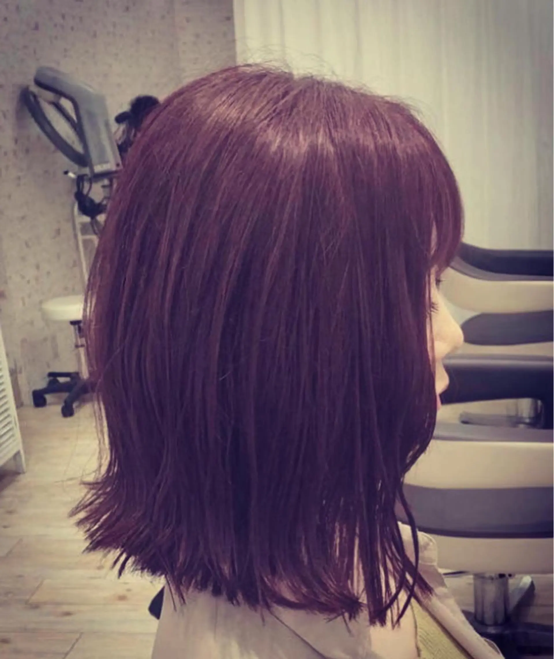 ミディアム 外ハネヘア 佐々木 浩之のヘアスタイル