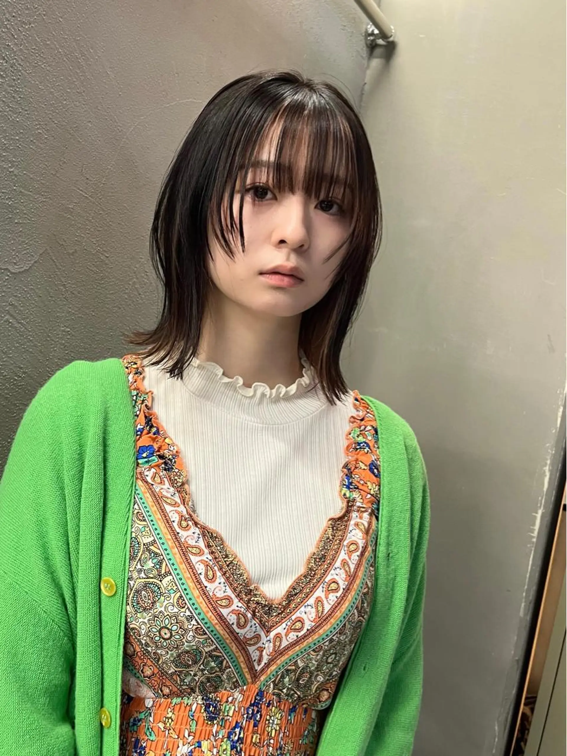 ミディアム イツク ⚡️ ルーツ/ハイトーンのヘアスタイル