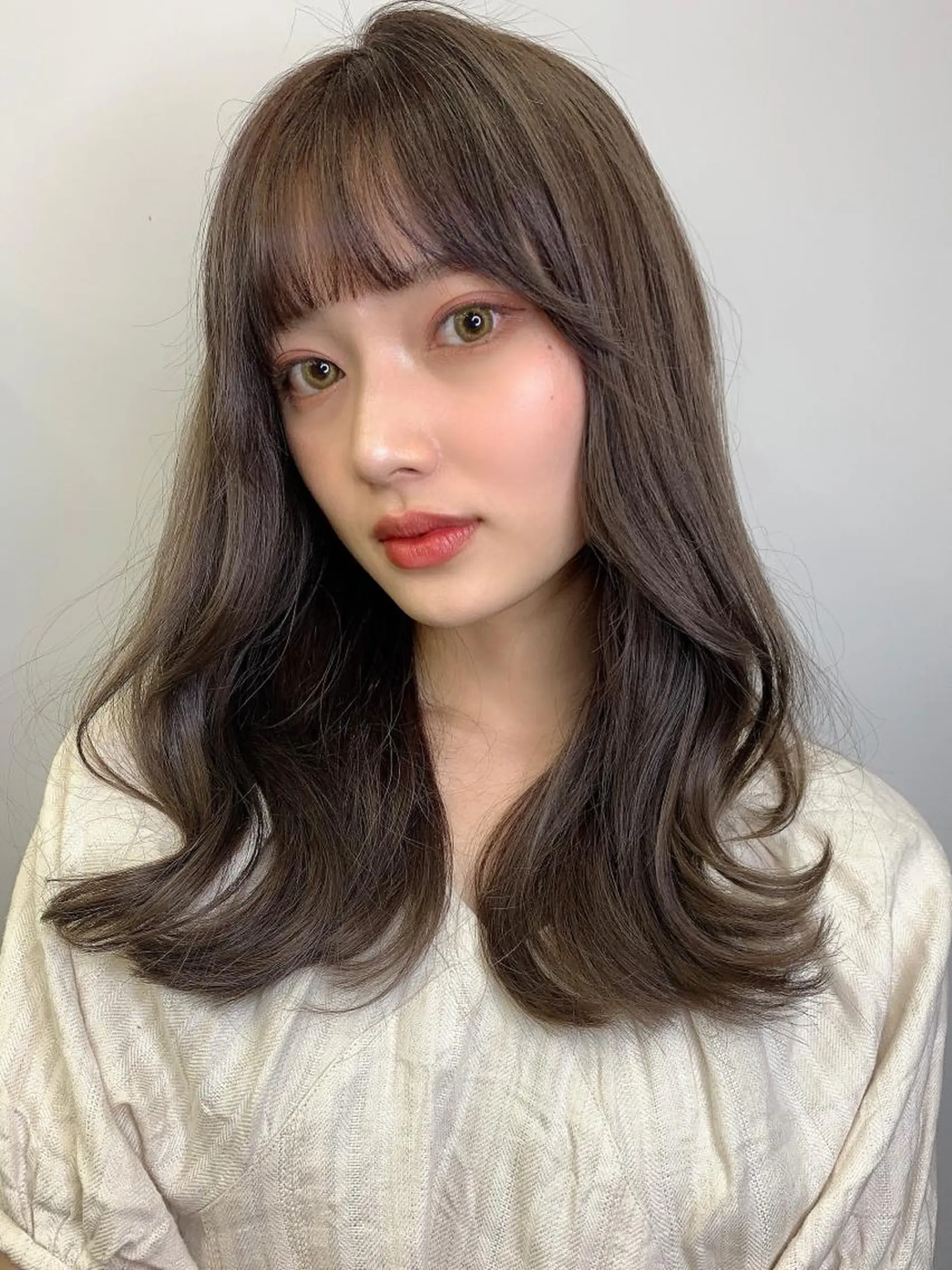 ミディアム カラー イヤリングカラー グレージュ インナーカラー くびれヘア 髪質改善 カット ヘアカラー トリートメント ヘッドスパ 透明感/オリーブ/ グレージュ/YUKAのヘアスタイル